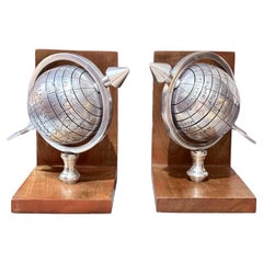 Par de Sujetalibros Atlas Globe del Siglo XX Figurita de Bronce y Madera de Sujetalibros