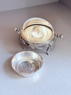 Plat à caviar ancien anglais en métal argenté, à couvercle à enroulement, orné d'une tête de bélier
