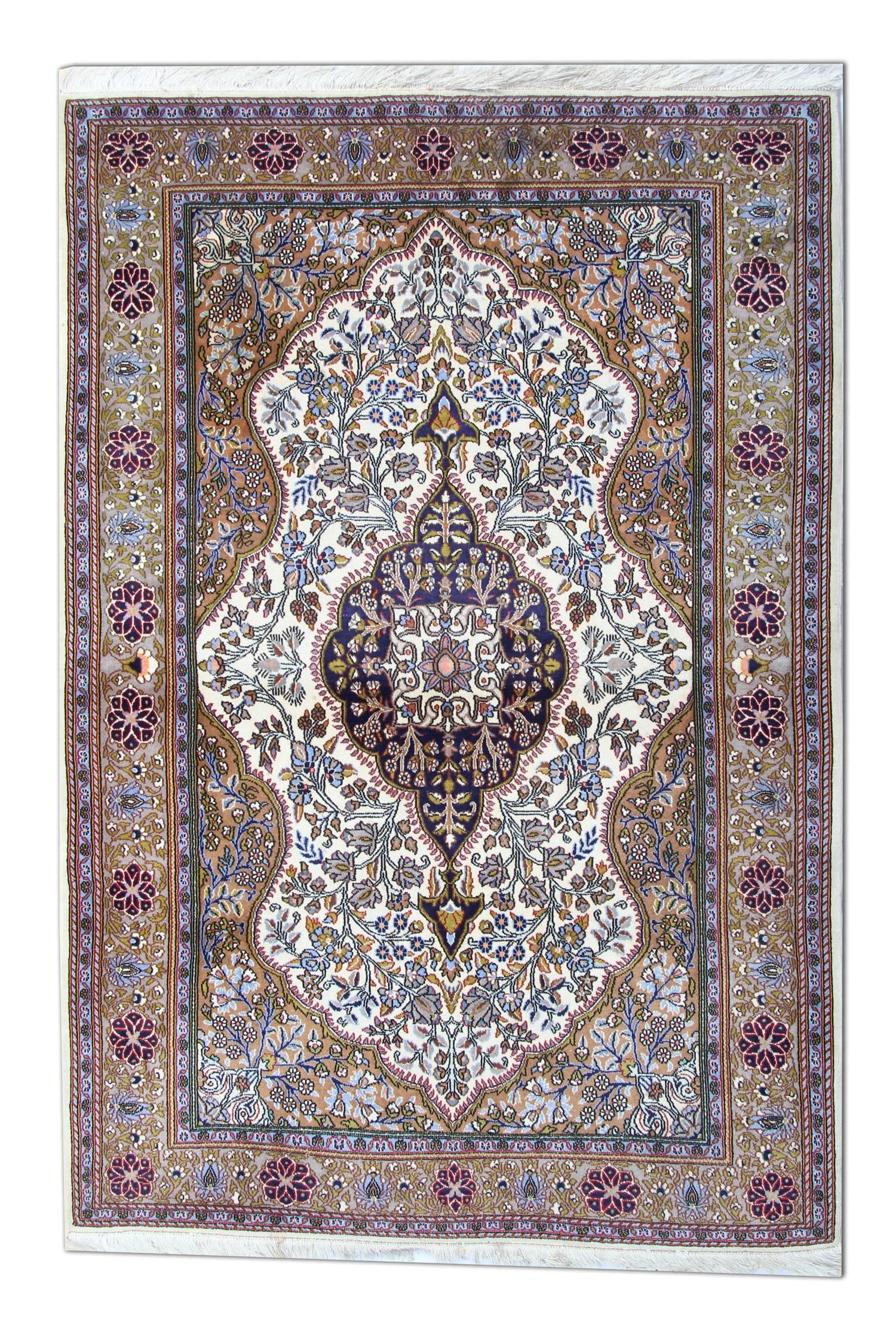 Coloca fácilmente esta maravillosa alfombra de lana en cualquier habitación y crea una pieza de acento instantánea. Tejido a mano con un llamativo medallón central y un diseño floral muy detallado alrededor. La exclusiva paleta de colores incluye