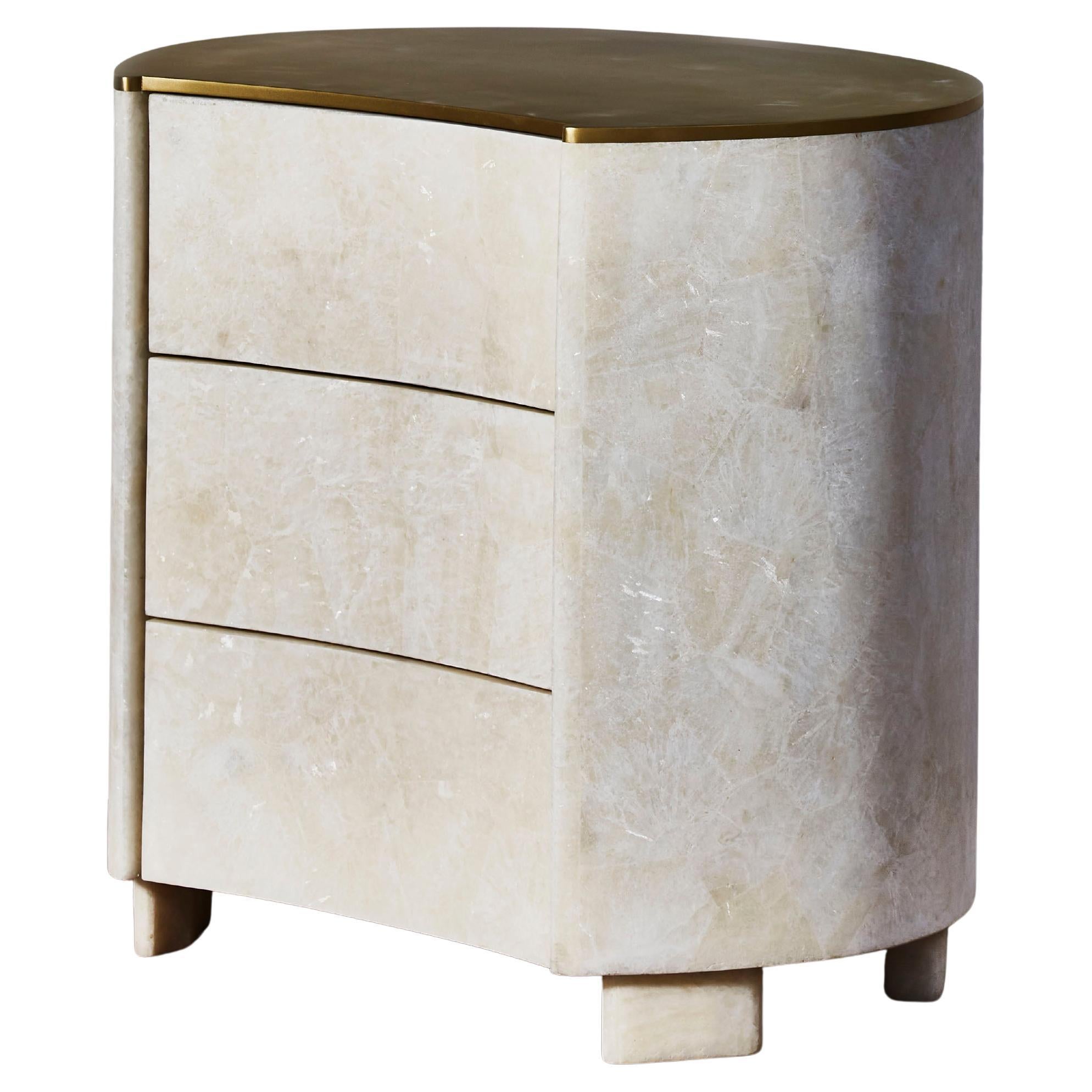 Un comodino "Concavo" in cristallo di rocca, di Studio A Glustin