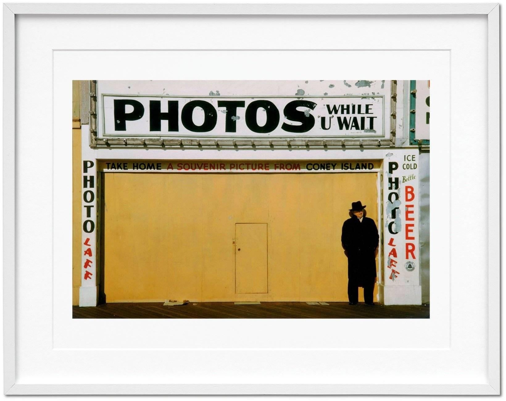 Eine stattliche Kunstedition, die die erste große Karriere-Restrospektive von Marvin E. Newman präsentiert, mit rund 170 Bildern sowie dem signierten fotografischen Abzug Coney Island, 1953, einem der wichtigsten Bilder in Newmans