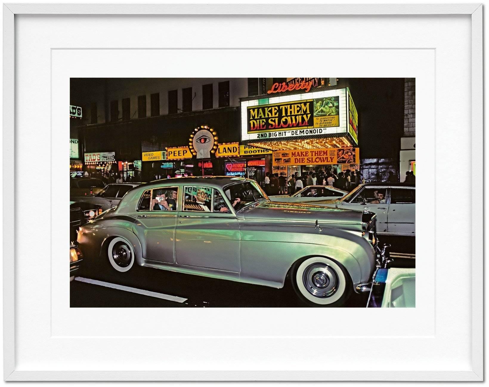 Une édition d'art majestueuse présentant la première rétrospective majeure de la carrière de Marvin E. Newman, avec quelque 170 images présentées ainsi qu'un tirage photographique signé, 42nd Street, 1983, une scène de drame urbain