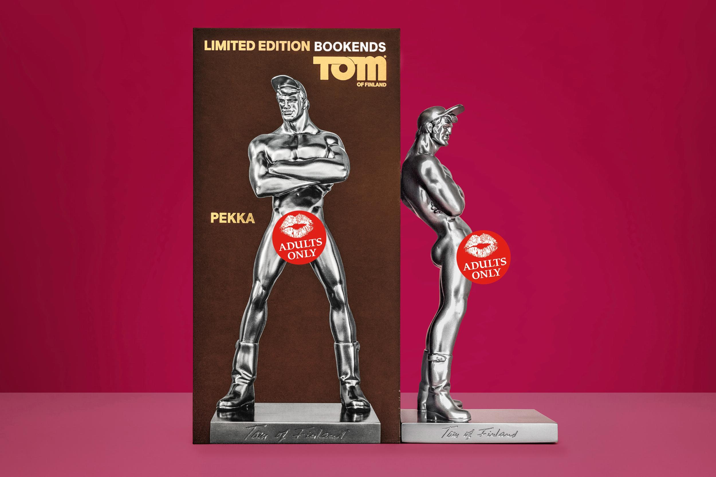 Tom of Finland. Fermalibro 'Pekka
Fermalibri, resina dipinta, altezza 12,8 pollici, base 6 x 6 x 0,8 pollici.

Sempre pronto a gestire il carico più pesante: fai in modo che i tuoi libri siano inseriti in un panino e aggiungi un po' di piacere alla
