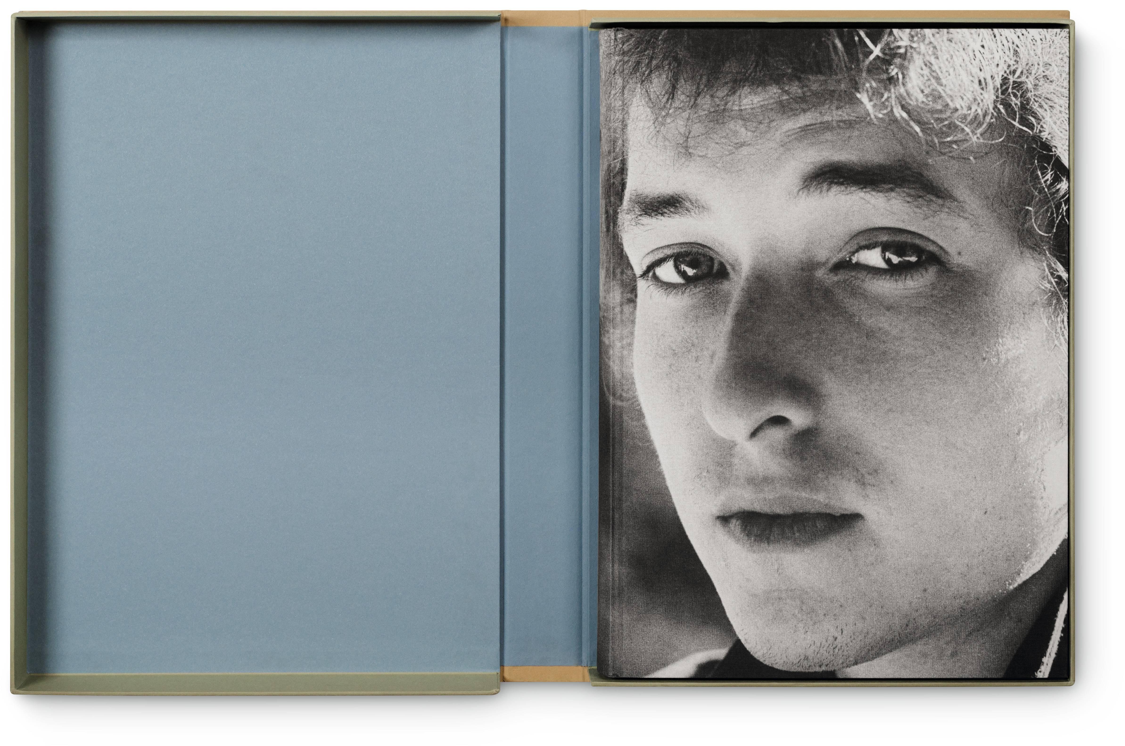 Hardcover in a clamshell box, letterpress-printed chapter openers with tipped-in photographs, two different paper stocks, and three foldouts, measures: 31.2 x 44 cm (12.3 x 17.3 in.), 288 pages.

When photographer Daniel Kramer first met Bob