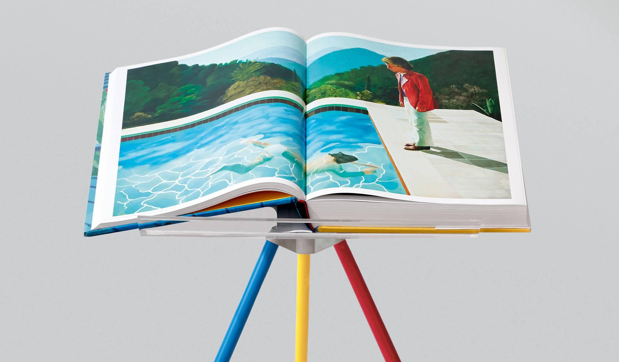 Couverture rigide, 50 x 70 cm (19.6 x 27.5 in.), 498 pages, 13 Foldes, avec un support de livre ajustable conçu par Marc Newson, plus un livre chronologique illustré de 680 pages.

A Bigger Book, la monographie de David Hockney réalisée par