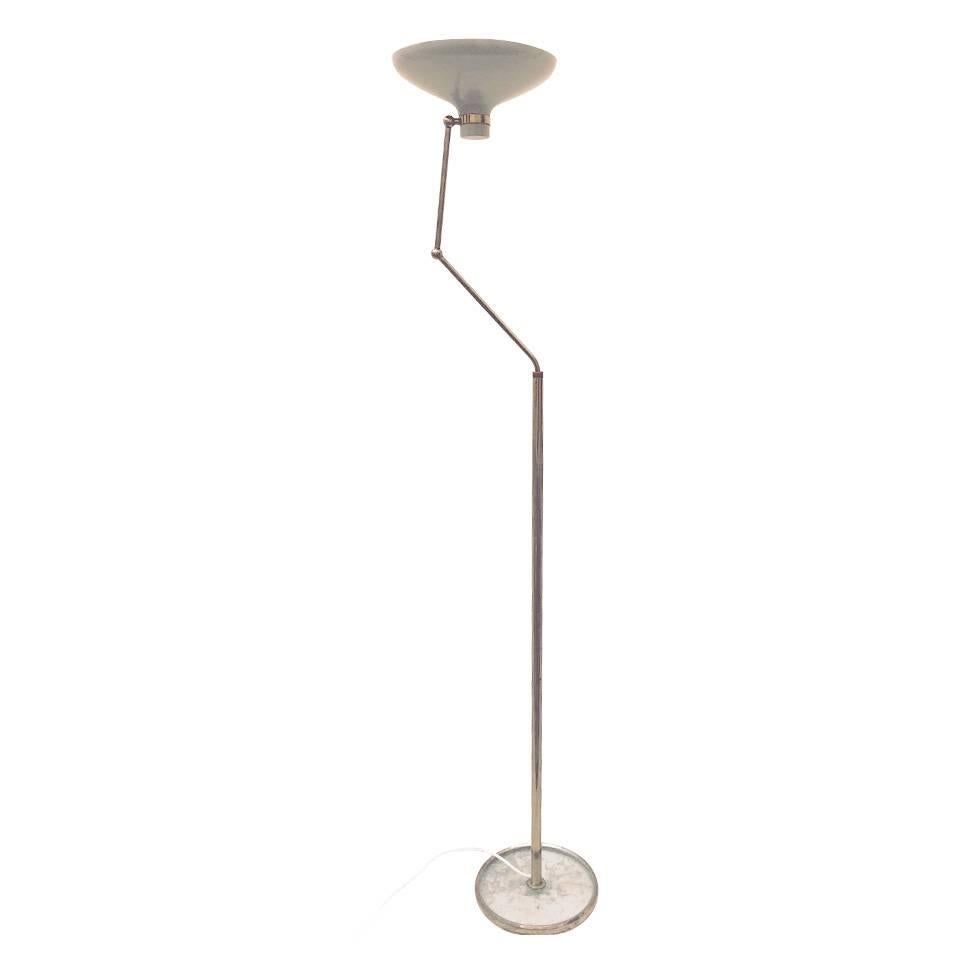 Variant of a floor lamp designed by Gio Ponti for Fontana Arte, 1954.
Brass structure, glass base, light diffuser in metal gray painted, original in all its parts, adjustable lamp, minimum height 153, maximum height of about 190 cm. we keep records