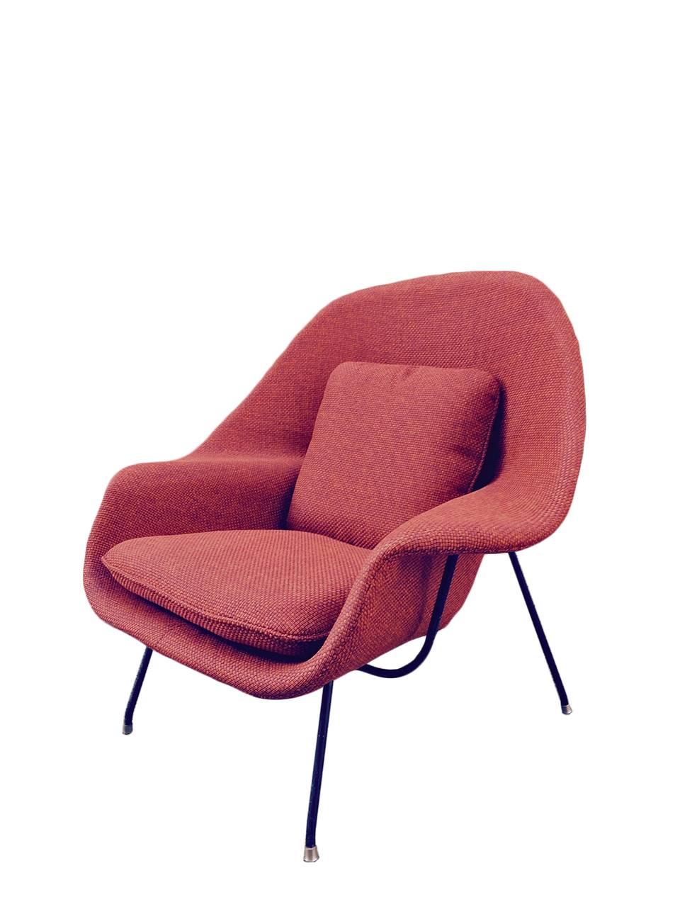 Chair with ottoman, design Eero Saarinen 1950
Model (Oversize)
The structure of this chair consists of a shell of plastic material, with the addition of a special fiber which allows to fix the upholstery by means of bullette.è fully upholstered,