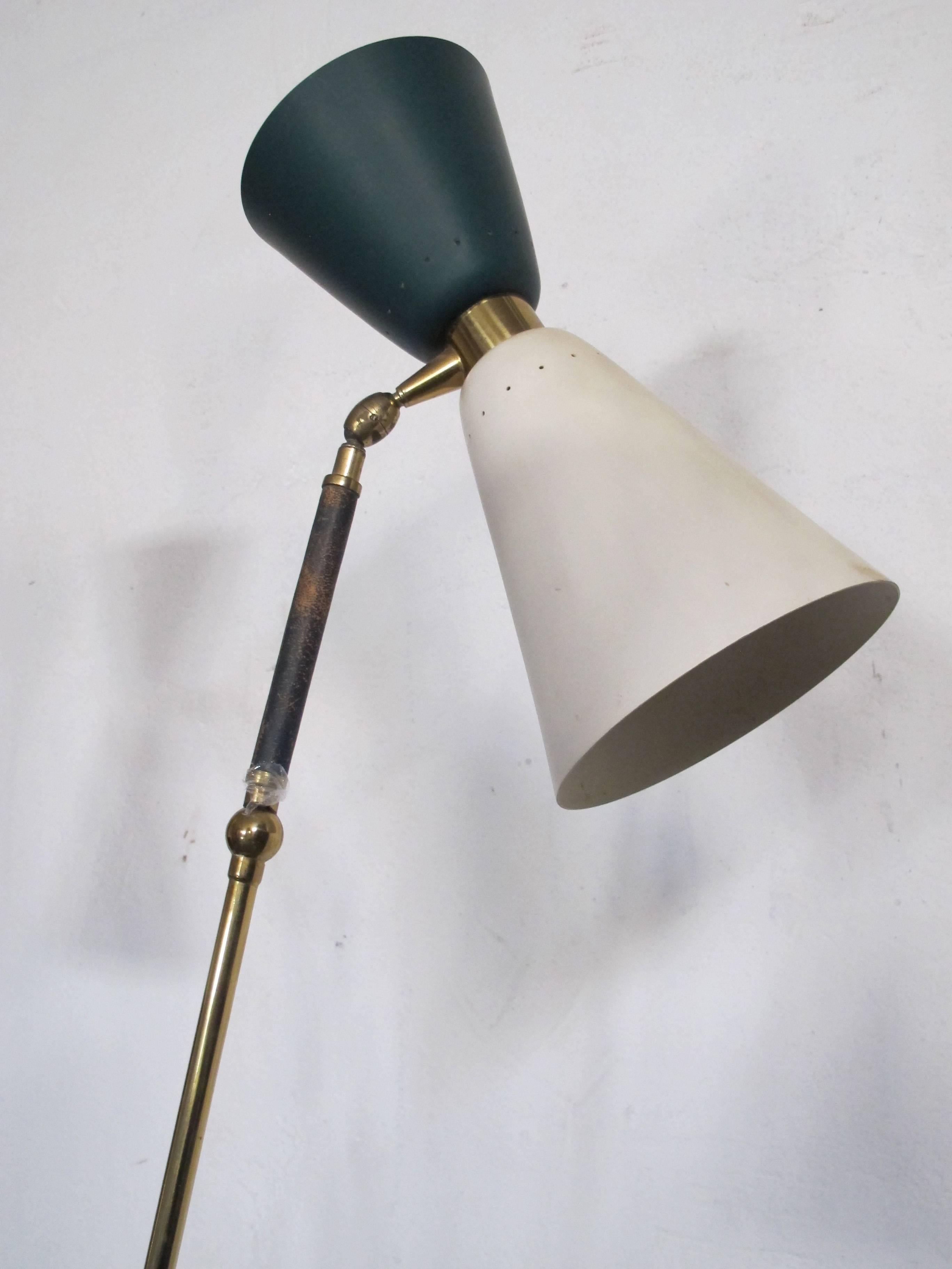 Rare floor lamp, design Stilnovo, 1950.
Brass structure, light diffusers in painted metal, six lights,
flap original, original colors, the stems are adjustable.