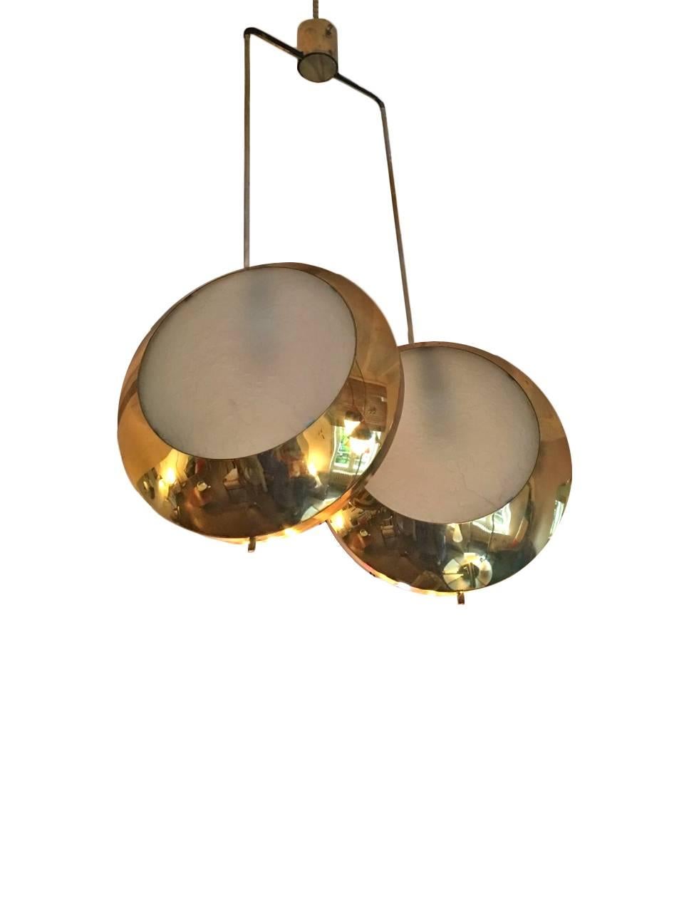 Beautiful chandelier, design Stilnovo, 1950.
Brass structure, ground glass and worked like wildfire, in perfect condition, no broken or missing, it is present inside the manufacturer's label, the length is up to the customer, you can change threads