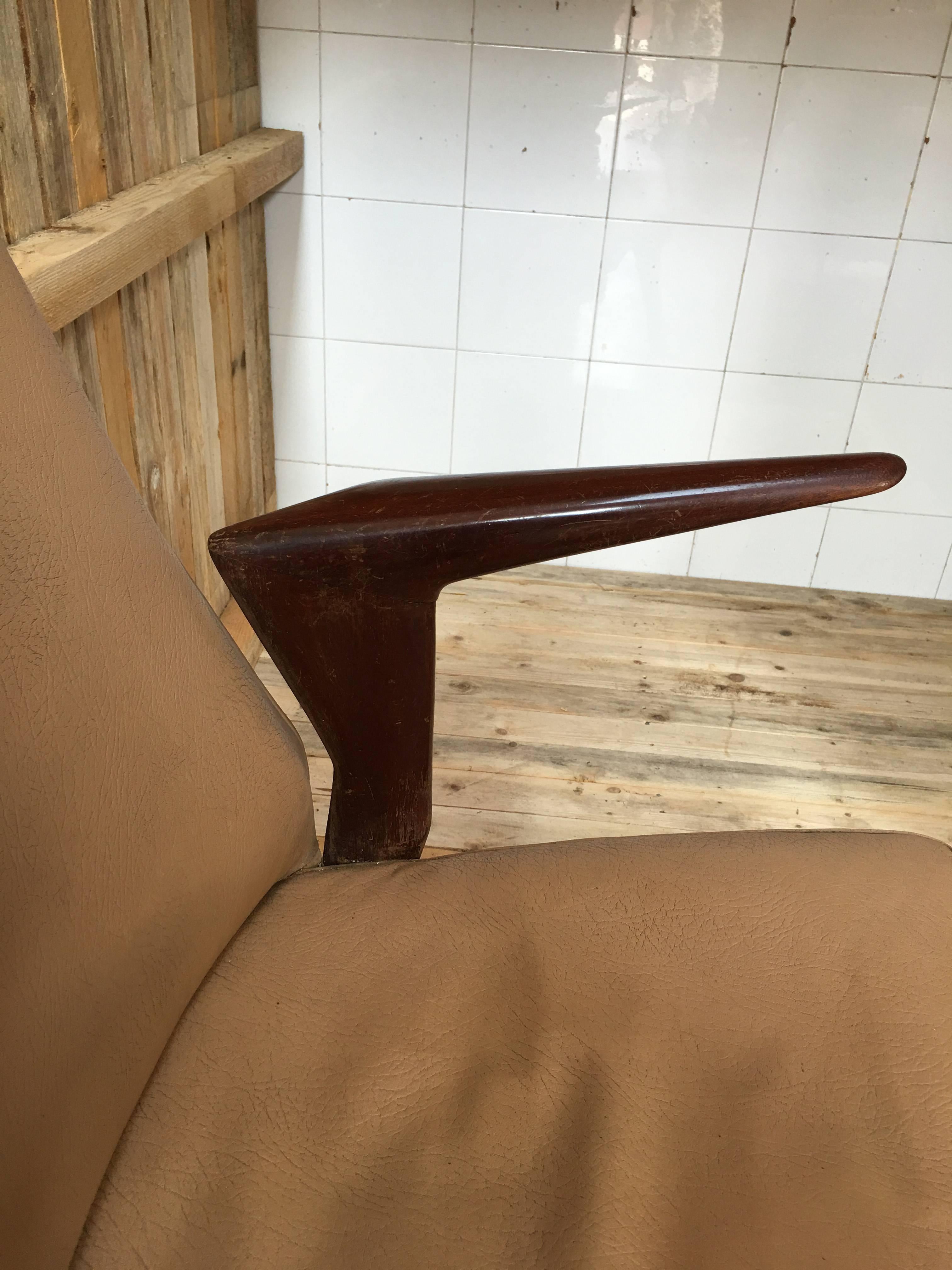Three armchairs, design Osvaldo Borsani, 1948.
Rare model, solid mahogany wood, the seat is of ski fabric, are now being restored.