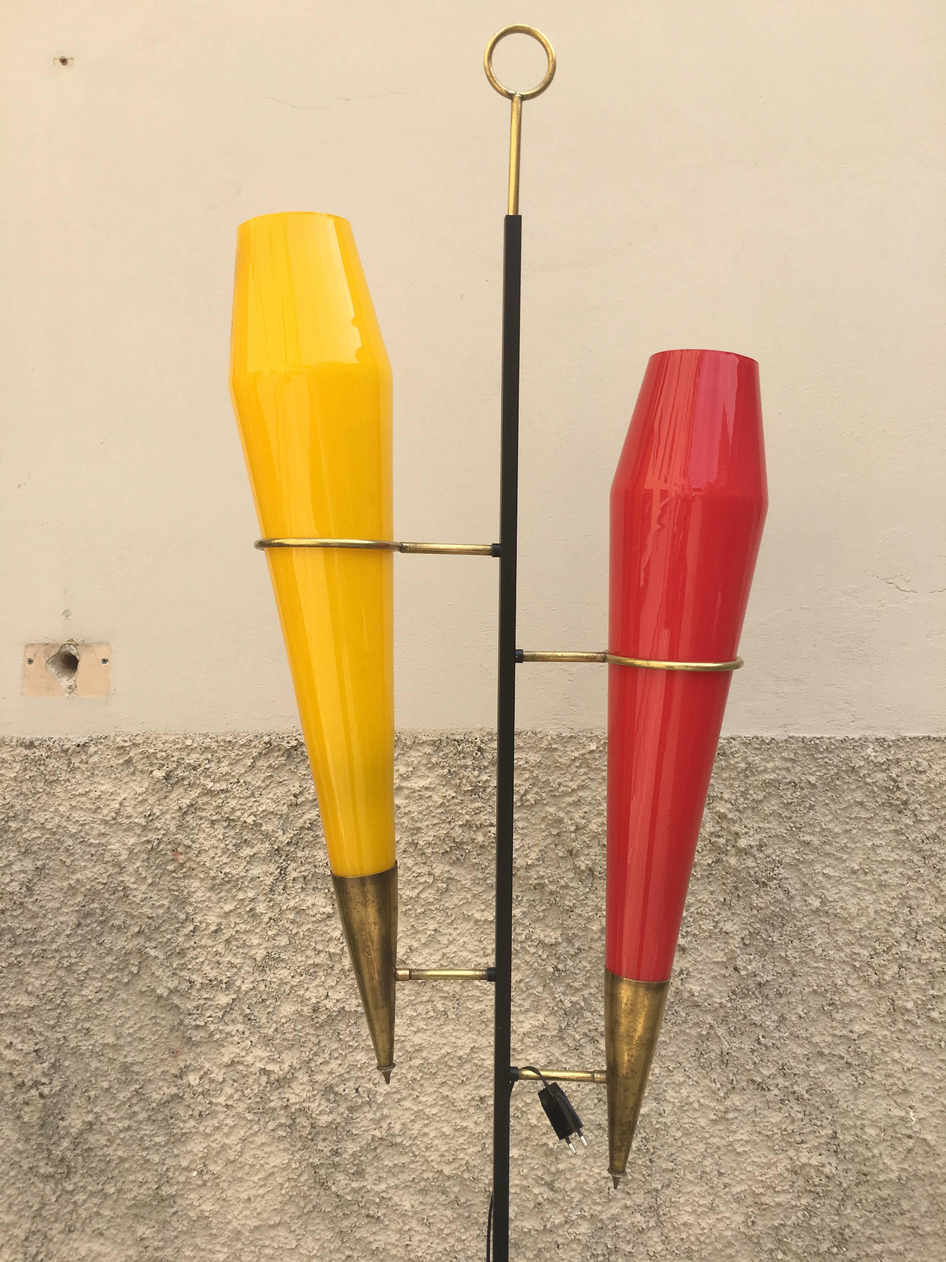 Beautiful floor lamp, design Stilnovo, 1950,
painted and brass metal, glass diffuser jacketed Vistosi of Murano company, original in all its parts, the glass diffusers measuring 80 cm.