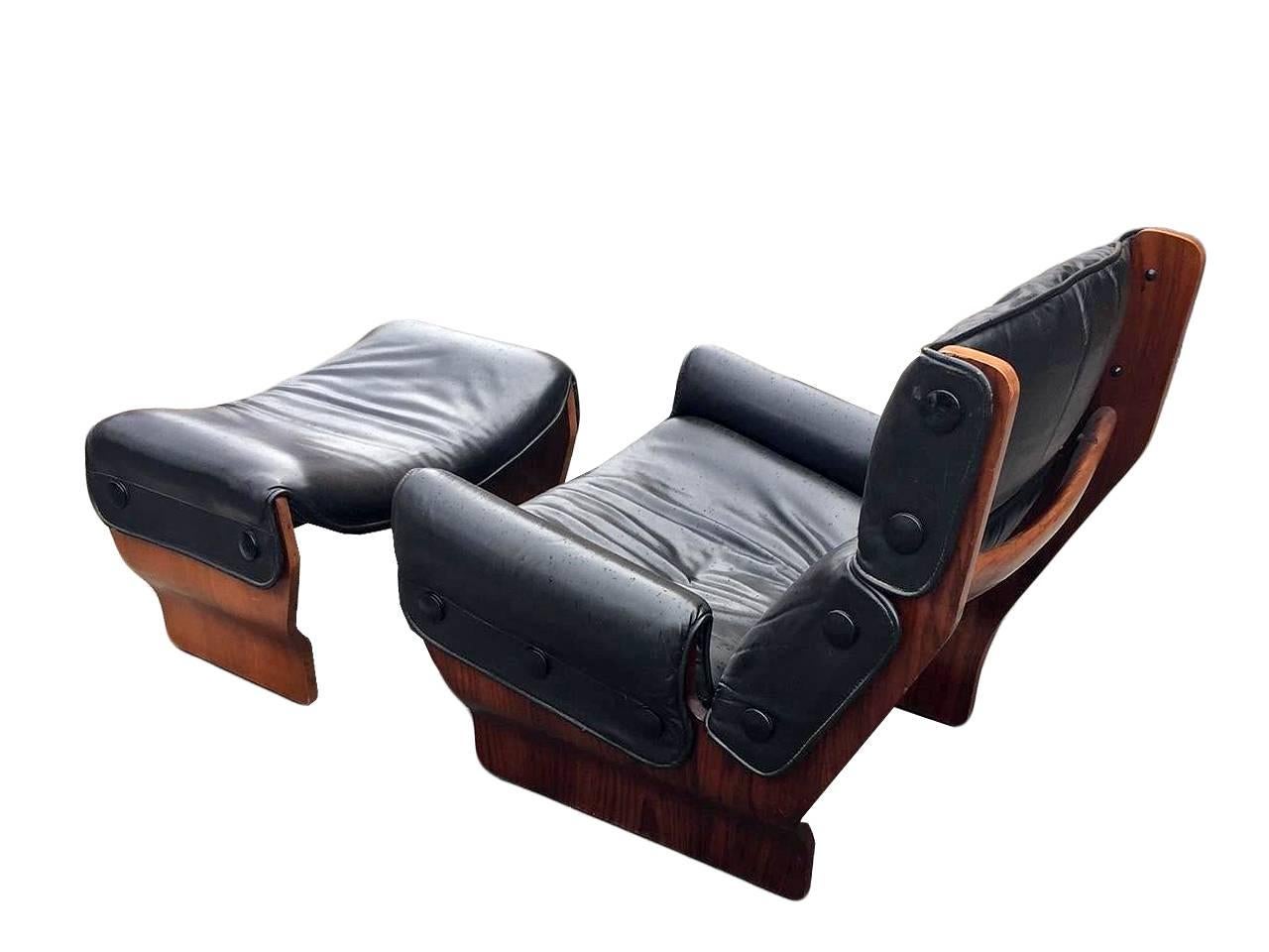 Armchair with Pouf, Design Osvaldo Borsani 1960
Frame in rosewood, covered in black leather, in perfect condition, produced by Tecno, model Canada.
