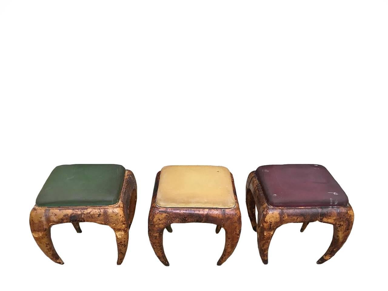 Three beautiful stools, design Guglielmo Ulrich, 1940
Wooden structure covered with leather, to be restored, fabric of the original seat, to be restored.