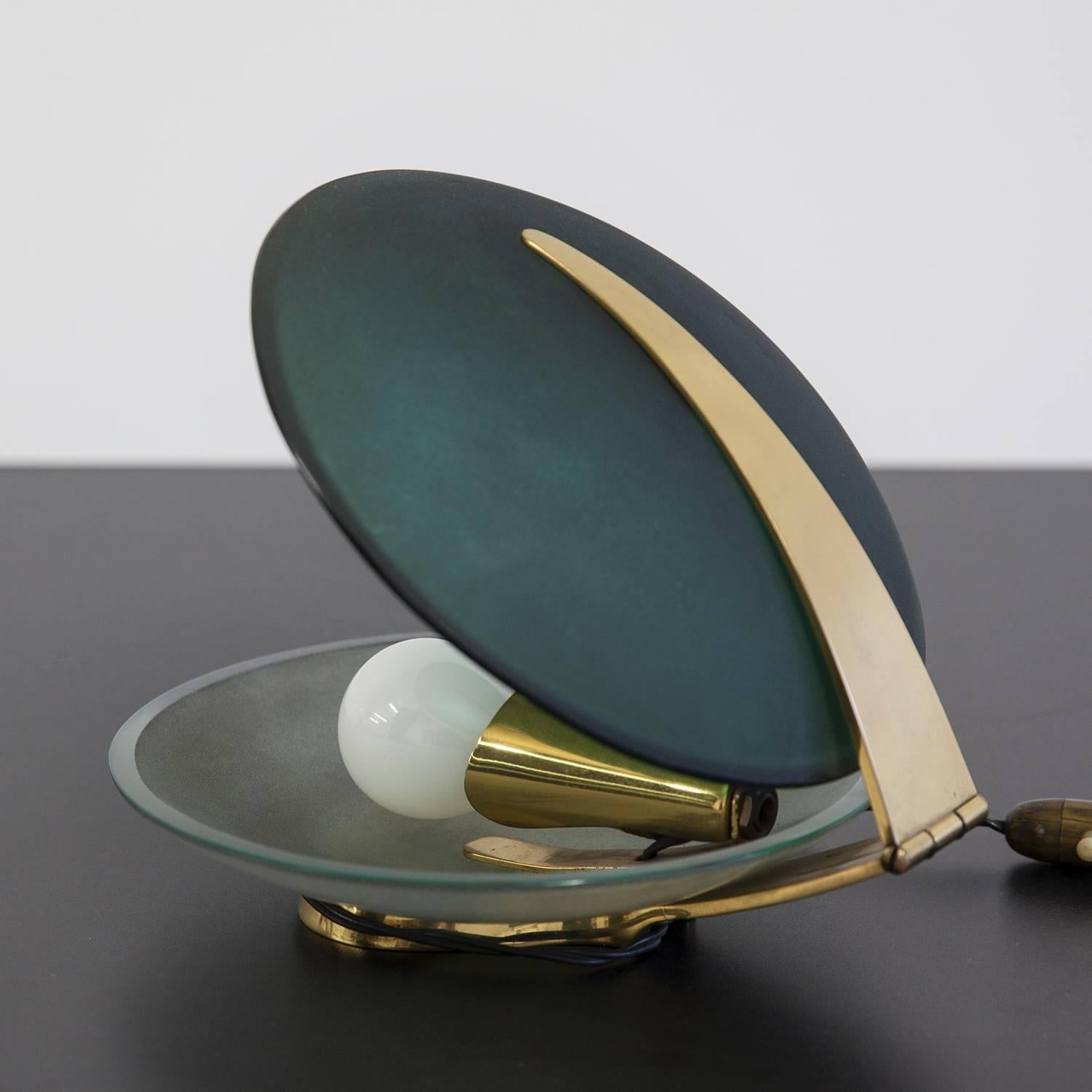 Adjustable clam-shell table lamp in glass and brass by Max Ingrand for Fontana Arte, Italy, circa 1960. 

Literature: Franco Deboni, Fontana Arte, Gio Ponti, Pietro Chiesa, Max Ingrand, Umberto Allemandi & Co, 2012, fig. 350.
K1536.
 