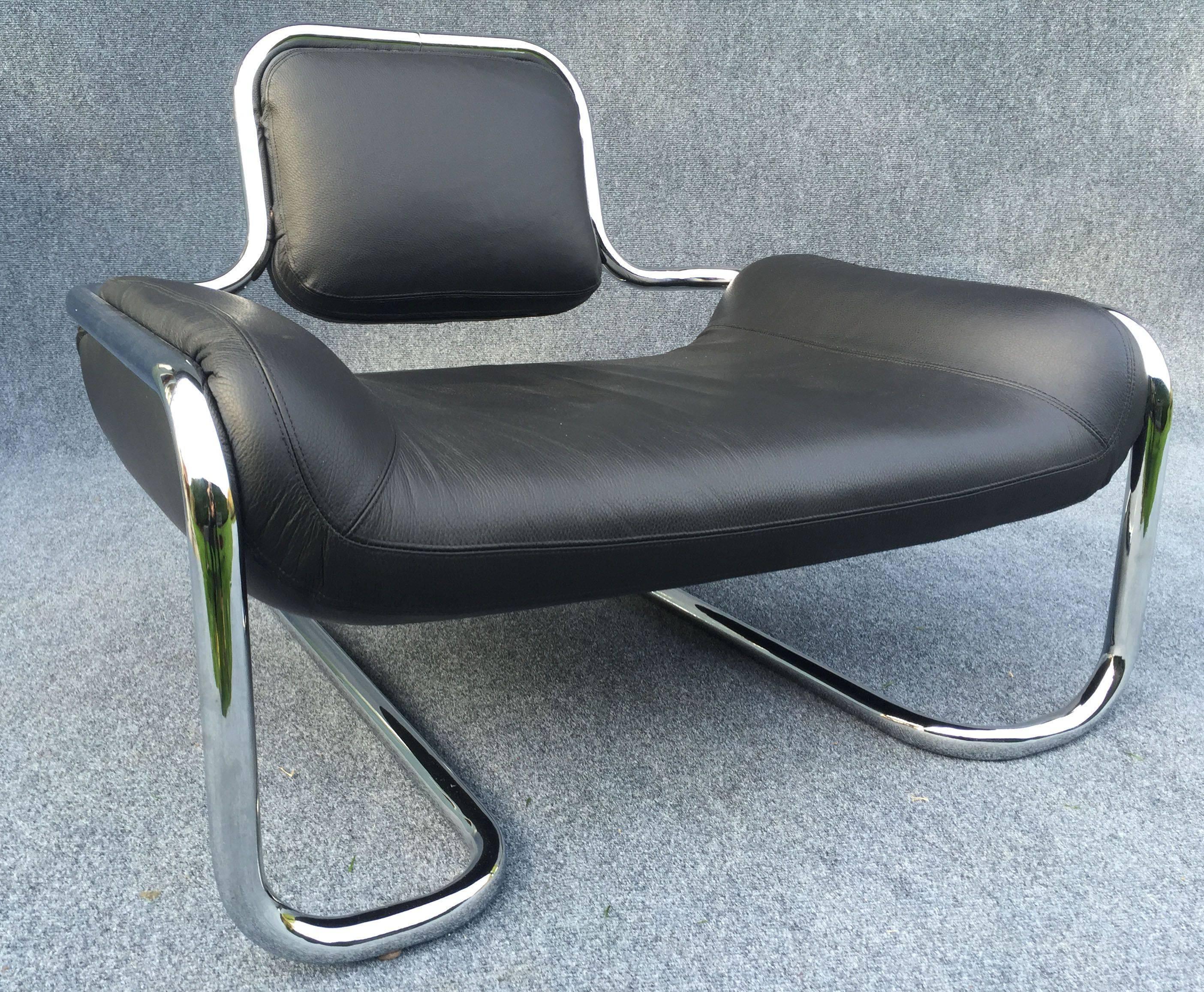 This rare and cool pair of low chairs in black leather and chrome are in superb condition.