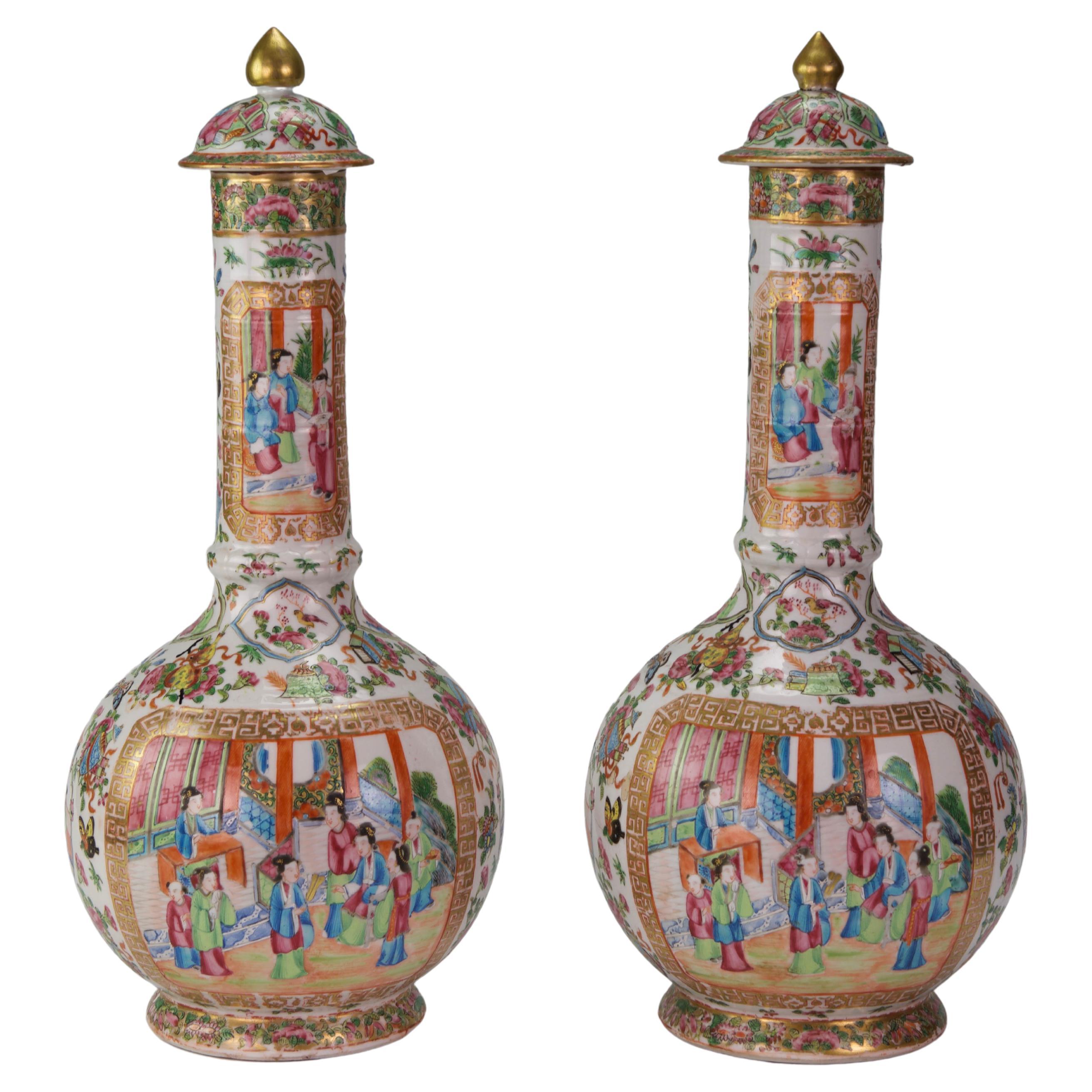 Paire de vases à bouteilles en porcelaine émaillée de Canton du 19ème siècle