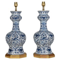 Paire de petites lampes de table de style Delft, bleues et blanches, du XVIIIe siècle