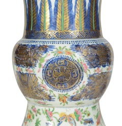 Lampe-vase chinoise de style canton en forme de « Gu » avec socle doré, vers 1820-1830