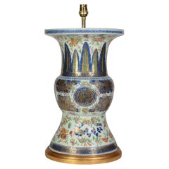 Lampe-vase chinoise de style canton en forme de « Gu » avec socle doré, vers 1820-1830