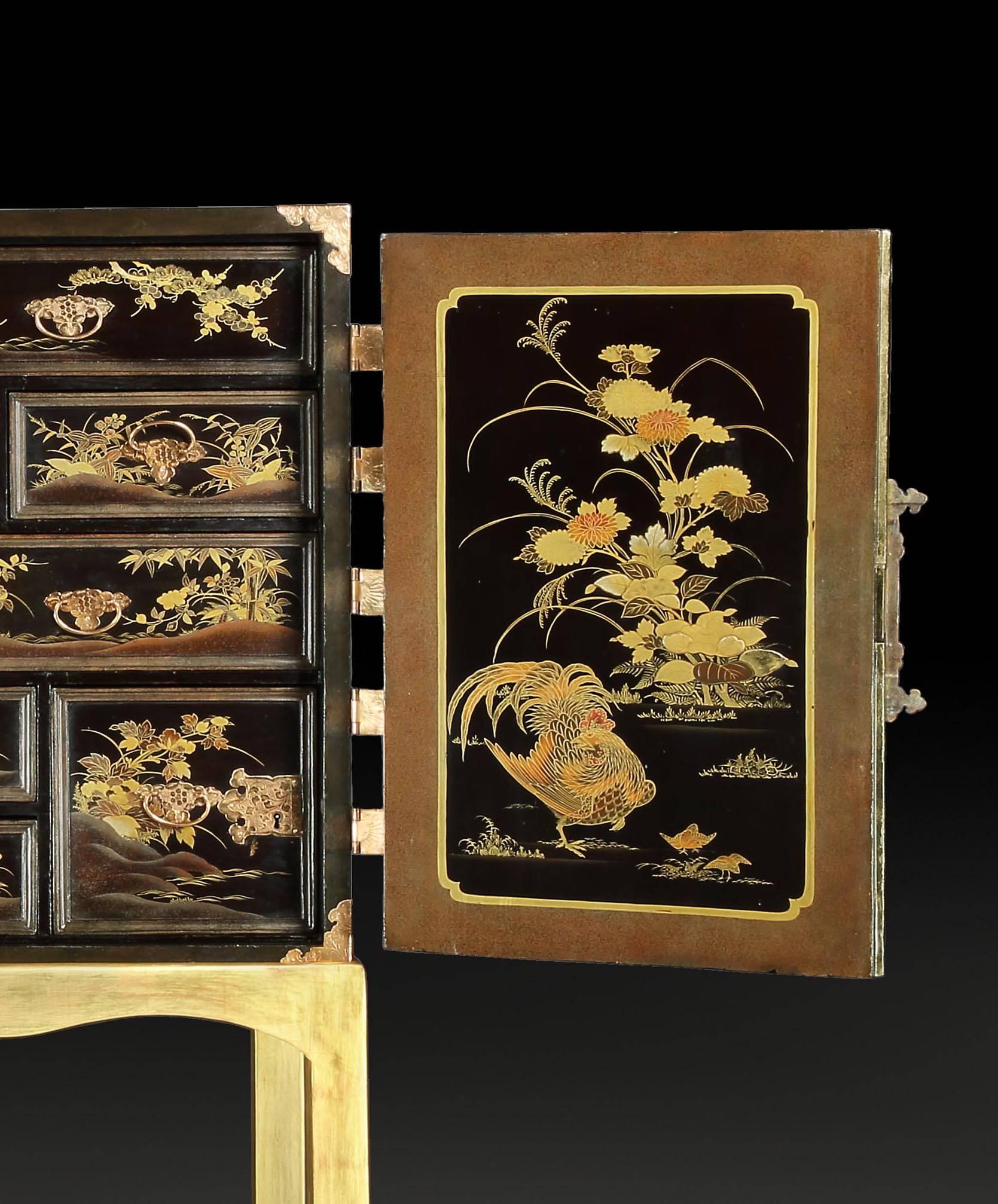 Japanese Edo Period Black and Gilt Lacquer Cabinet on Stand In Excellent Condition For Sale In London, GB