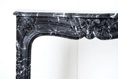 C5 - Cheminée en marbre Nero Marquina, Style Louis XV
