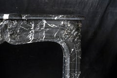 C6 - Cheminée en marbre Nero Marquina. Style Louise XV.
