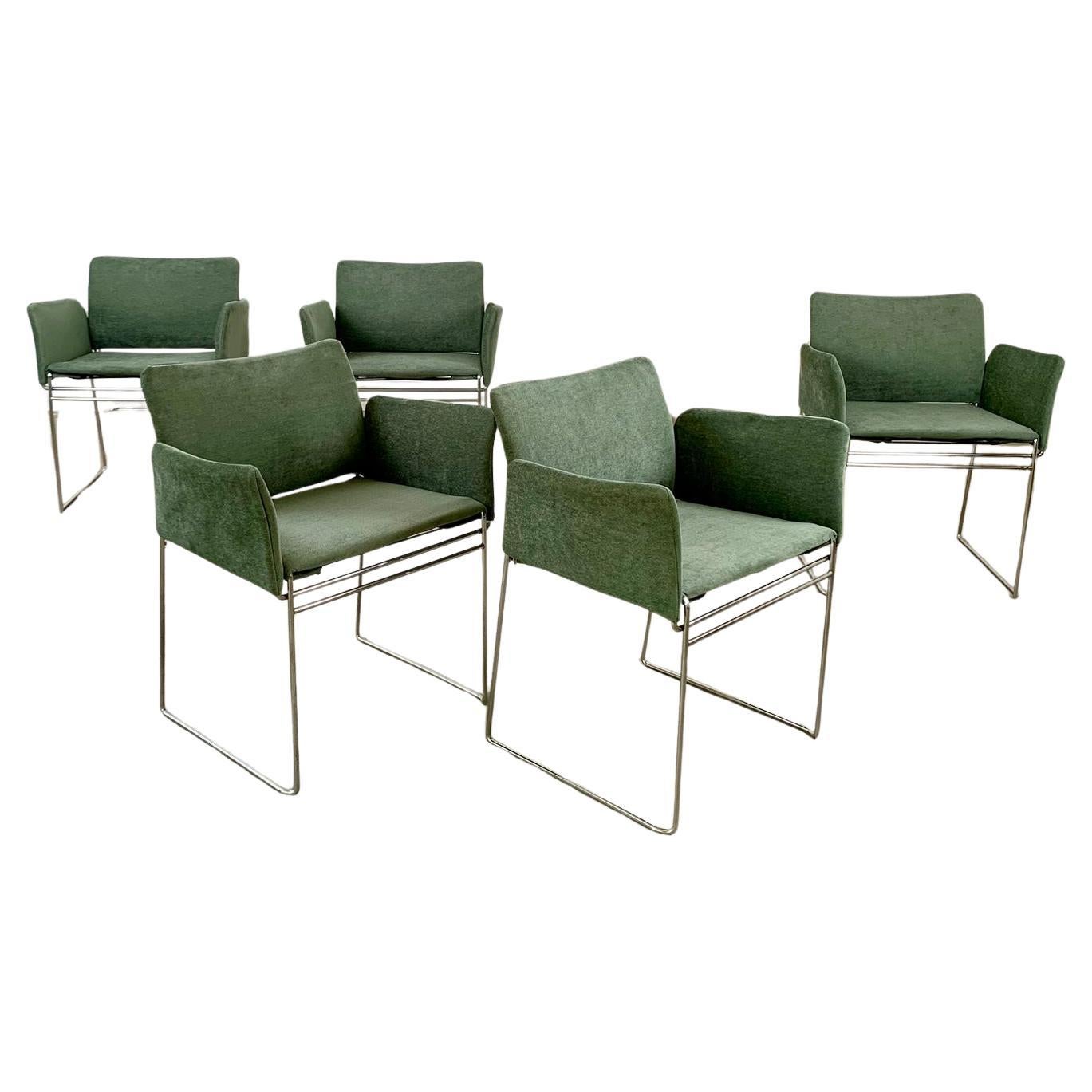 Juego de siete sillas Maja con asiento tapizado en tela. El marco tubular de acero inoxidable es visible. La tela del asiento se sujeta desde abajo con correas elásticas negras.

Producido por Cassina en los años sesenta, diseñado por Kazuhide