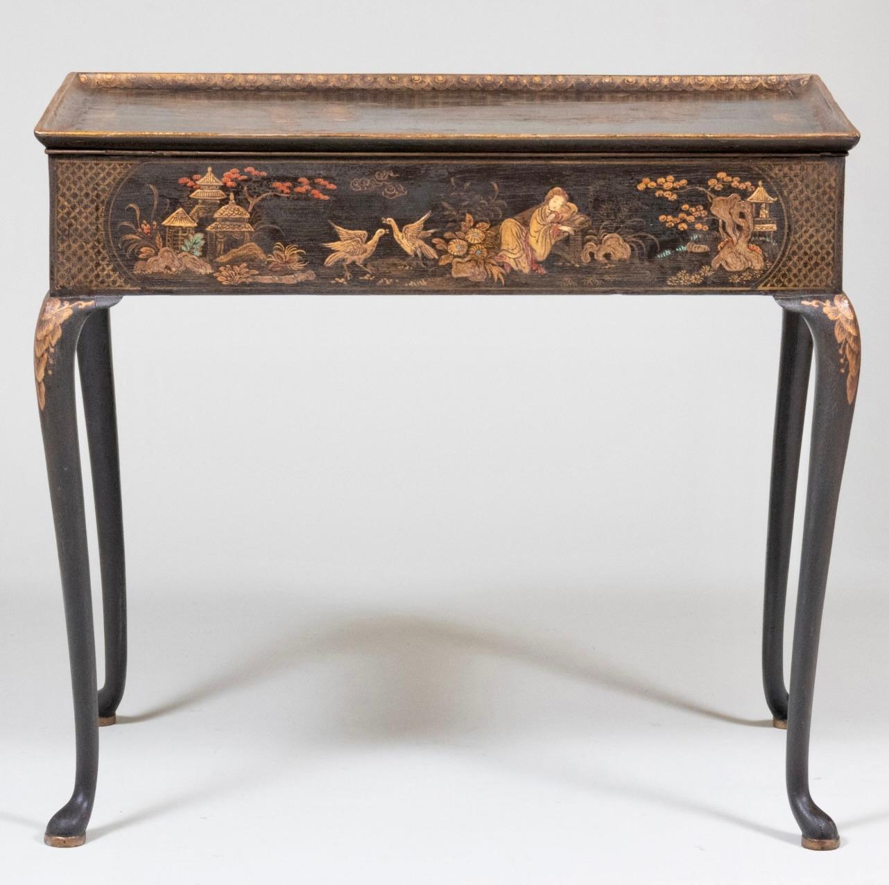Rara y asombrosa mesa de tabaco japonizada de Jorge I del siglo XVIII.  Ambos lados equipados con guías para velas y cajones.  La parte superior rectangular abombada con esquinas reentrantes y decorada con un jarrón de flores y figuras chinescas