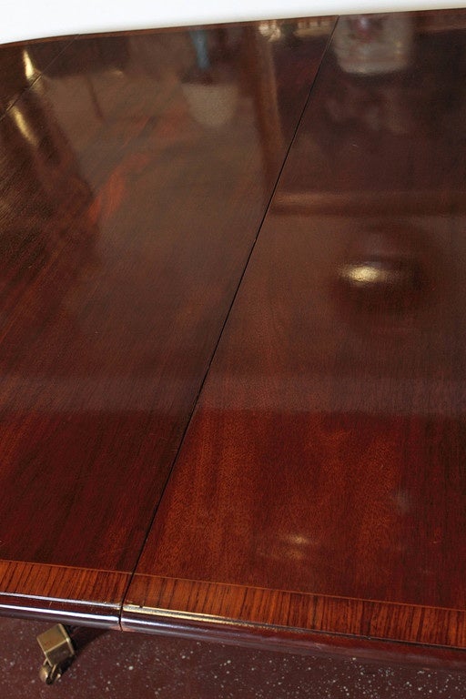 Sheraton Style Mahogany Dining Table In Good Condition In Dallas, TX