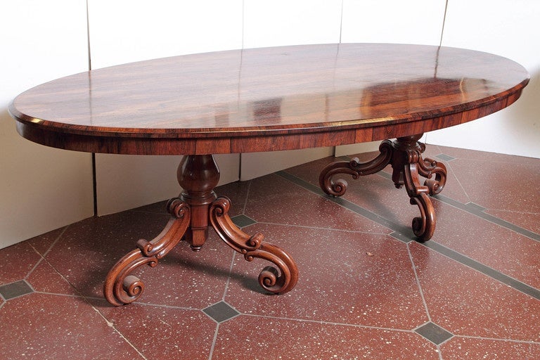 19th Century Portuguese Oval Rosewood Table In Excellent Condition In Dallas, TX