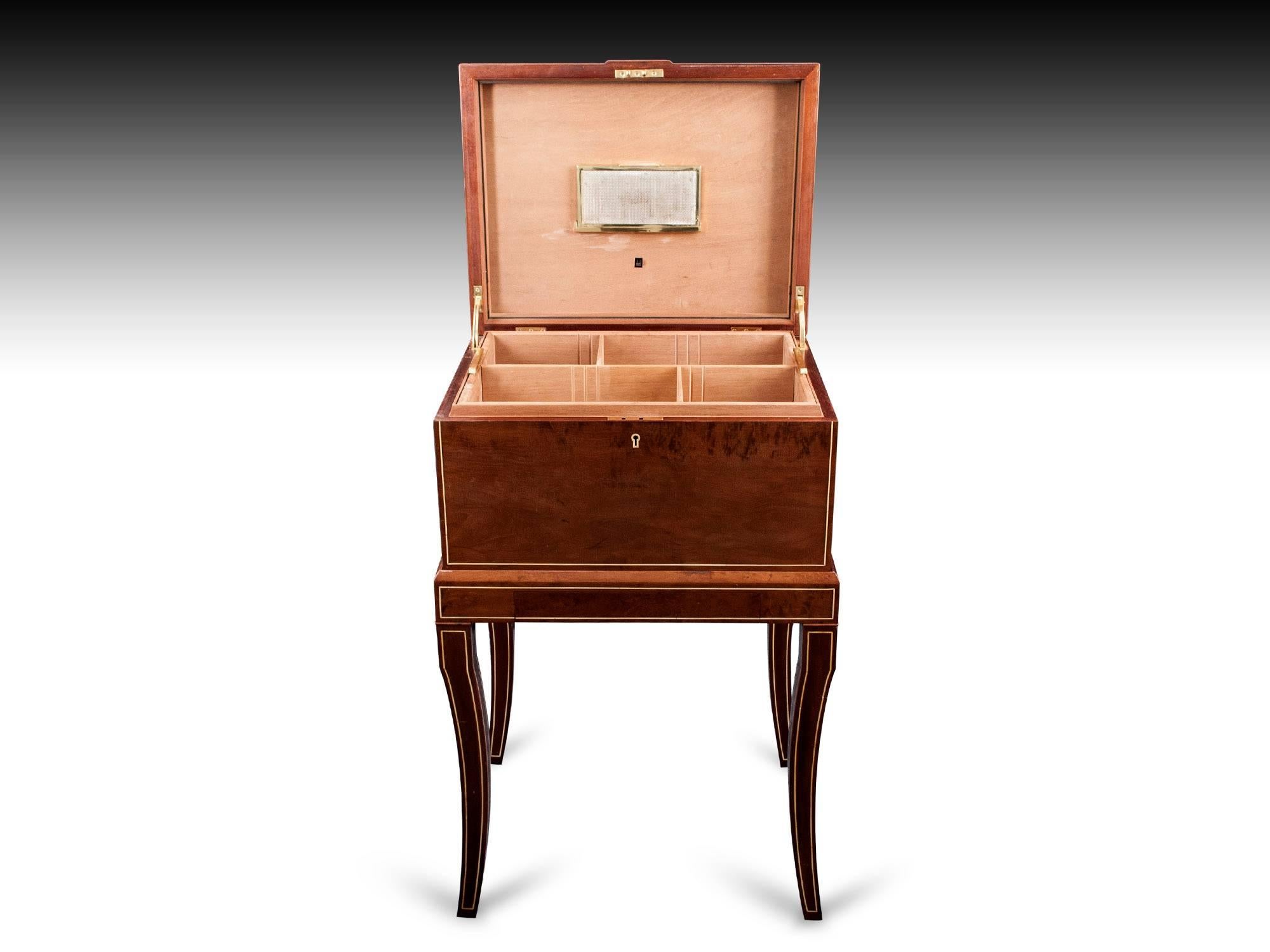 Very Rare 20th Century Figured Red Walnut Cigar Humidor by Dunhill 1