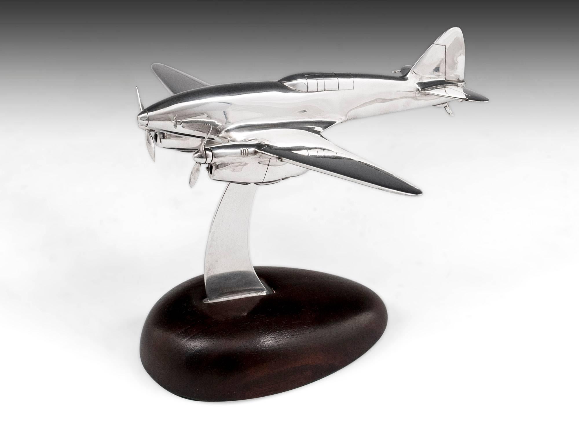 Sterling silver model of a De Havilland DH.88 Comet Aeroplane. A British twin engine aircraft designed for the MacRobertson International Air Race, which was from RAF Mildenhall England, to Melbourne Australia. 

Geoffrey de Havilland was