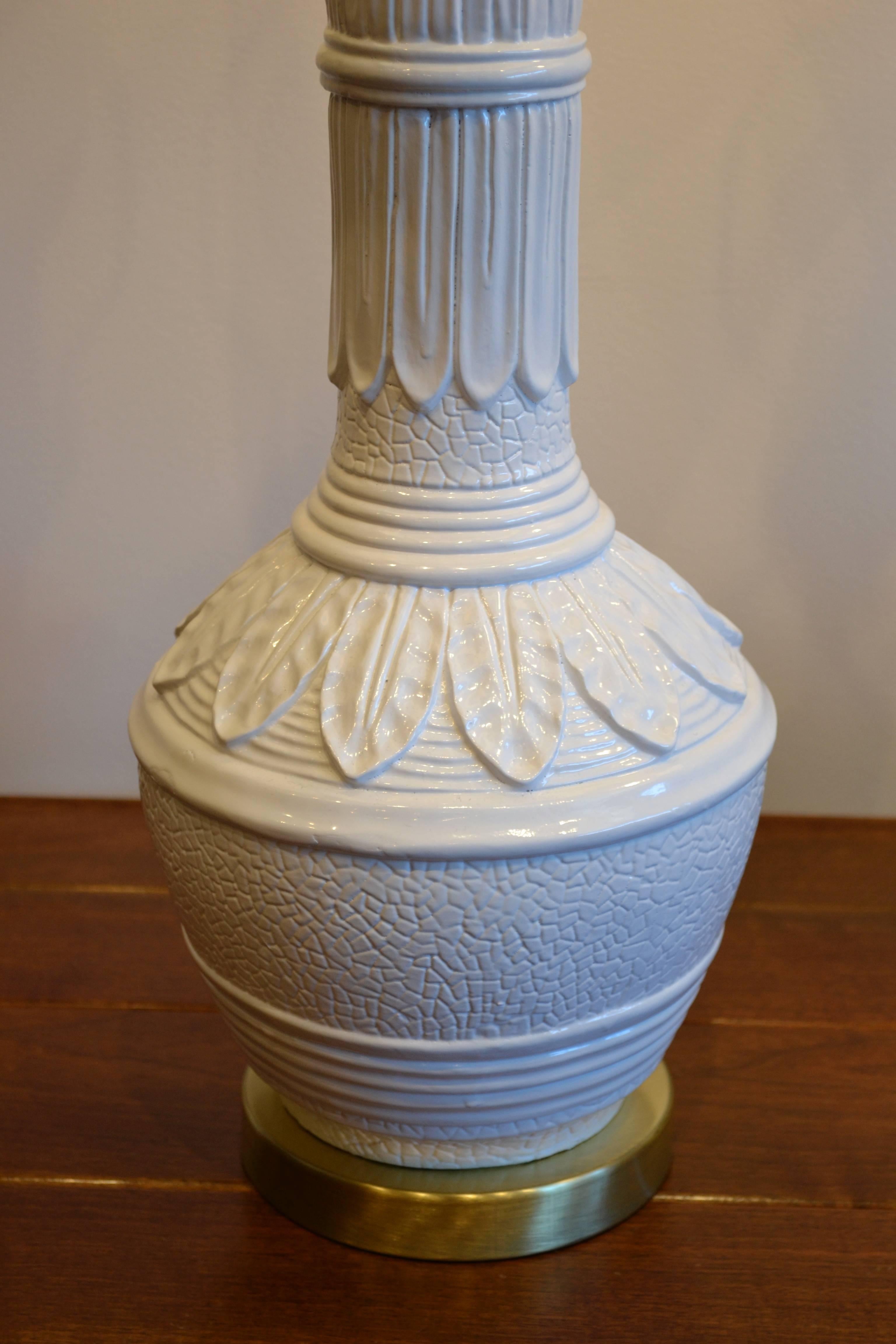 Américain Paire de lampes de table blanches Hollywood Regency, céramique avec relief de feuilles de palmier