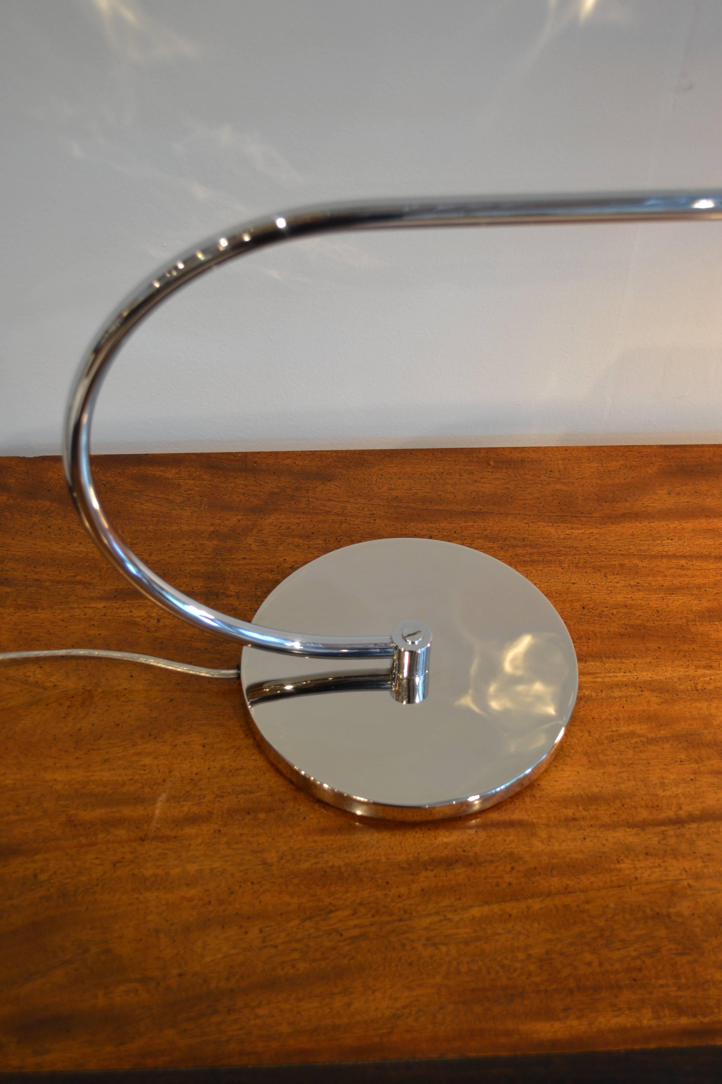 Seltene Schreibtischlampe aus hochglanzpoliertem Chrom von Raymor, Italien.  Professionell neu verkabelt.