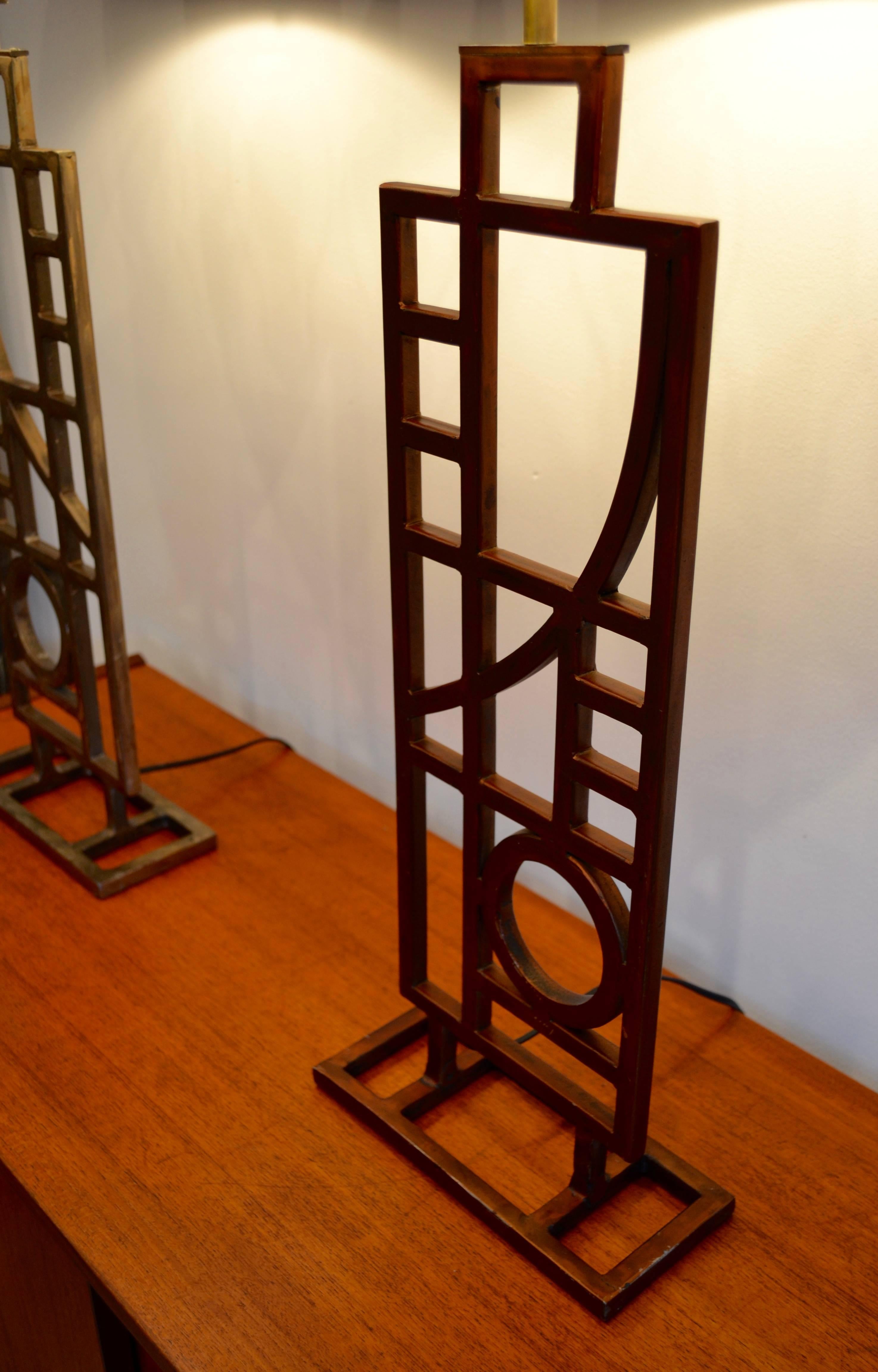 Paire de lampes de table postmodernes en cuivre et nickel bruni par Robert Sonneman pour George Kovacs. Les lampes ont été recâblées avec un raccord en laiton. Les abat-jour ne sont pas inclus.