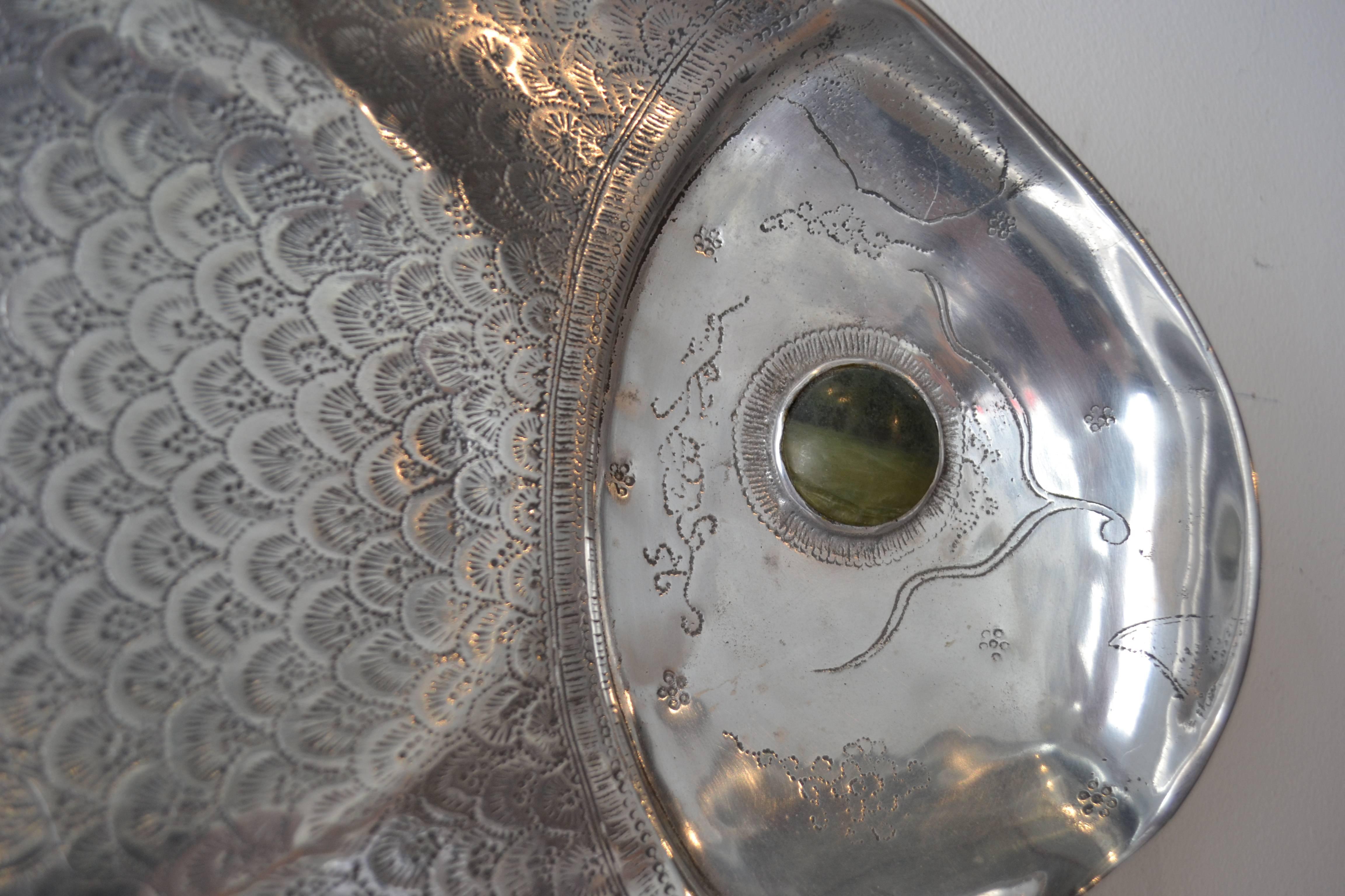 Preciosa bandeja o fuente de pescado de aluminio pulido del diseñador de San Francisco Arthur Court. Bellamente diseñado con escamas y aletas detalladas y un ojo de jade verde. Moderna de mediados de siglo, 1975.