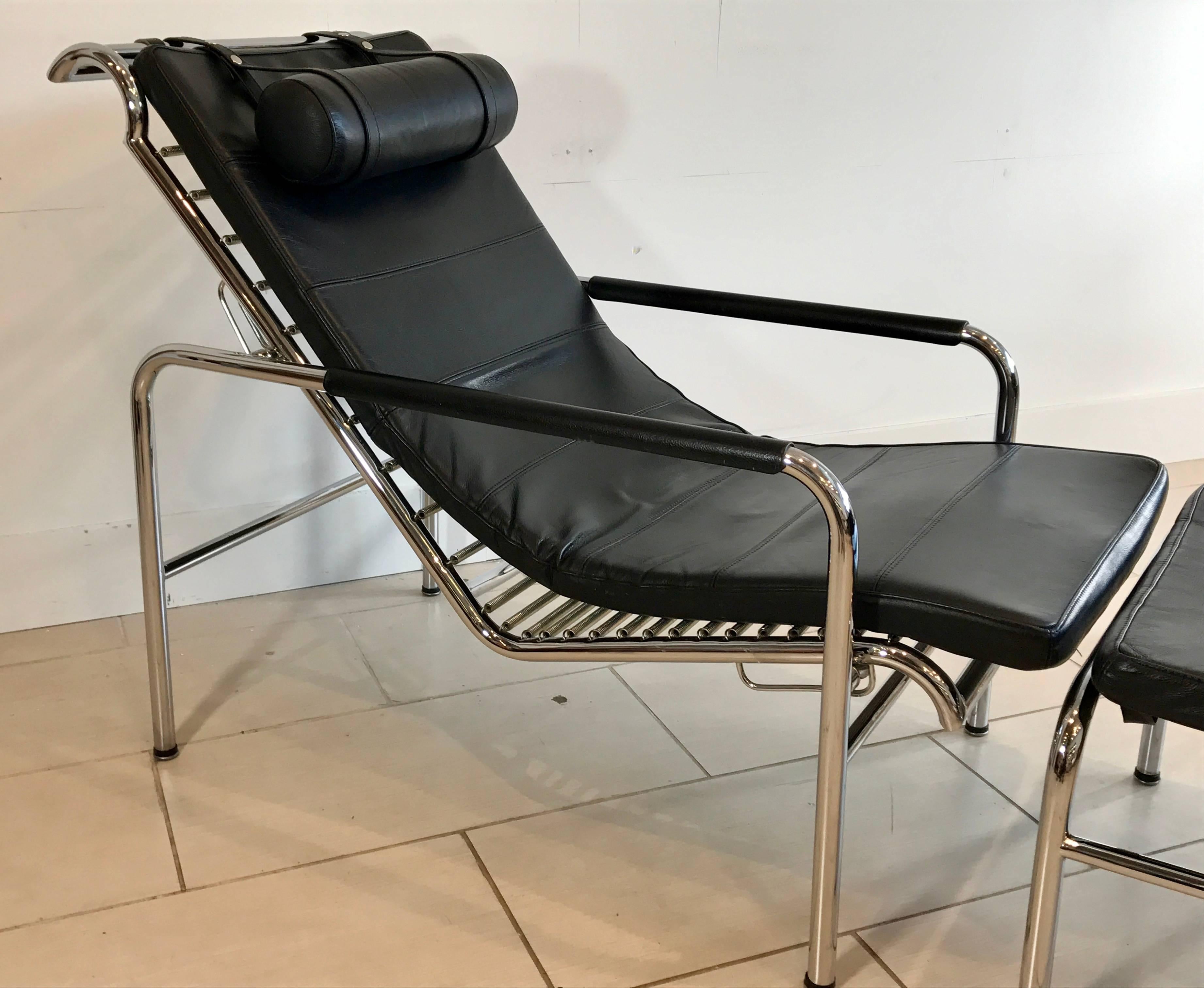 A gorgeous black leather and polished steel Genni chaise lounge and ottoman, originally designed in 1935 by Gabriele Mucchi for Zanotta. The lounge and ottoman has three original leather cushions one for a headrest the one for the lounge and one for