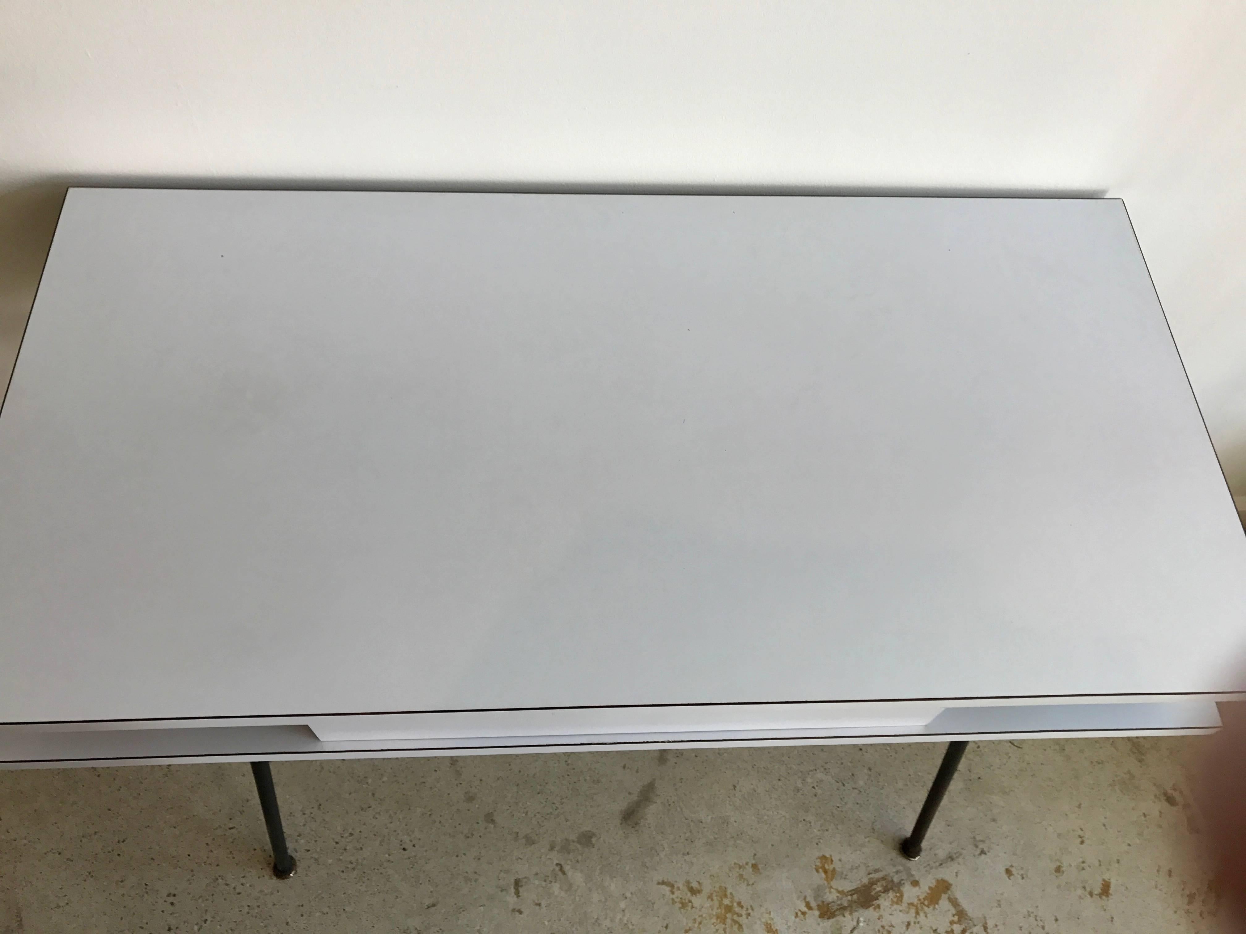 Scrivania in laminato bianco con base a forcina di Clifford Pascoe, anni '50 In condizioni buone in vendita a Bedford Hills, NY