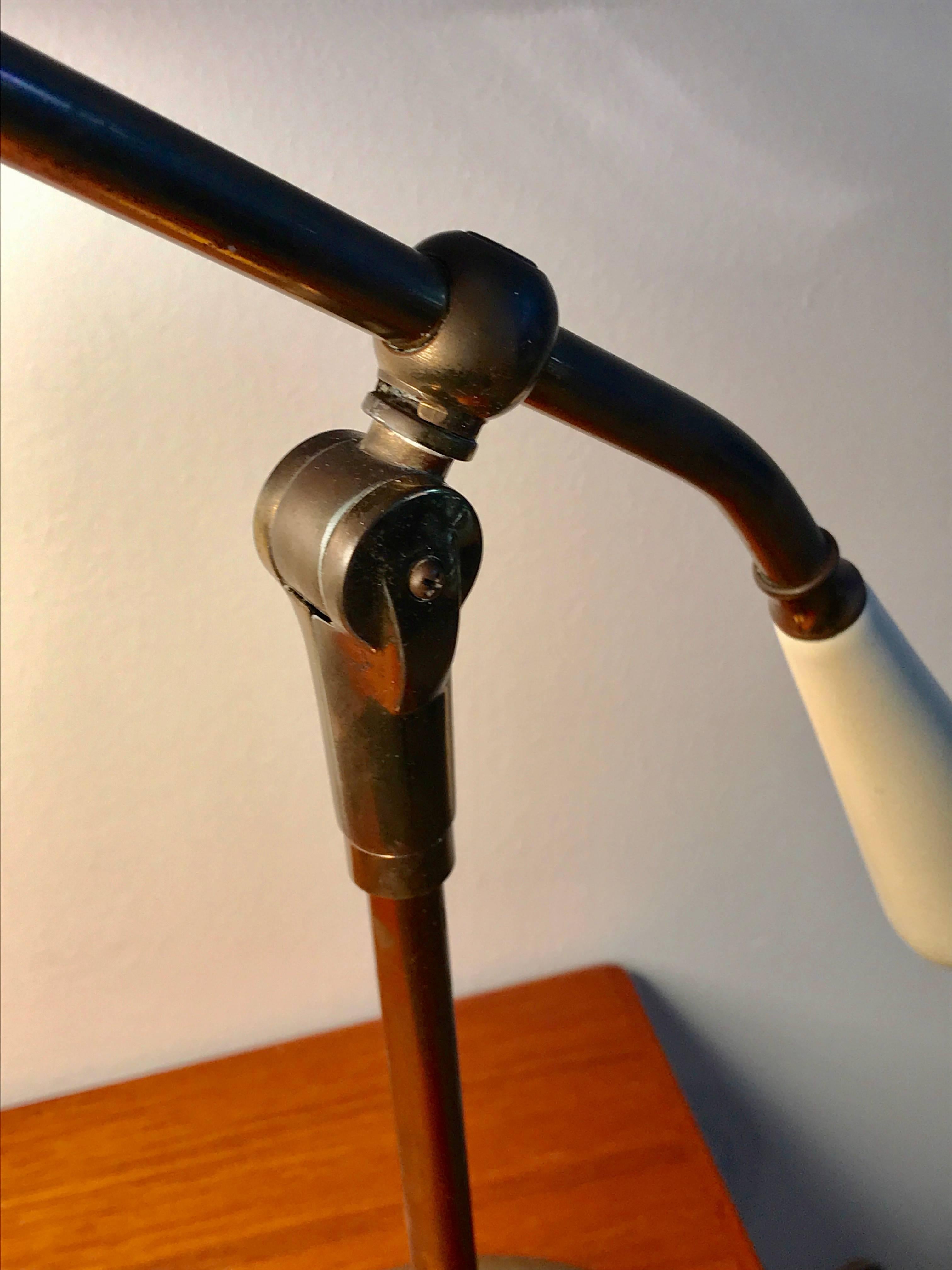 Mid Century Modern Articulating Desk Lamp by Gerald Thurston for Lightolier In Good Condition For Sale In Bedford Hills, NY