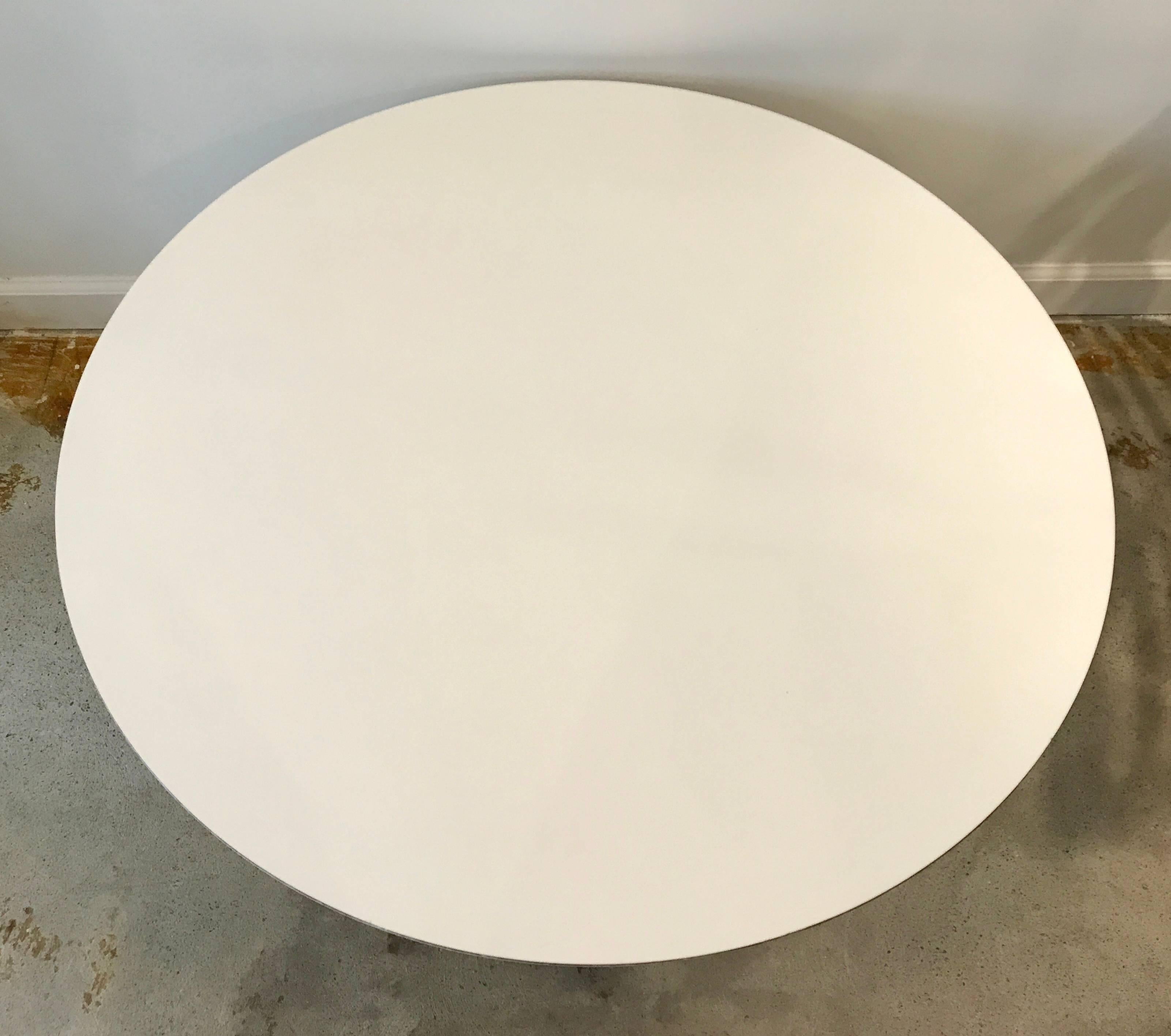 Early Eero Saarinen for Knoll cast iron tulip base coffee table with white laminate top, the grey colored base is quite rare. The laminate top is in good condition, the underside and sides show wear, but all original. The cast iron base has two