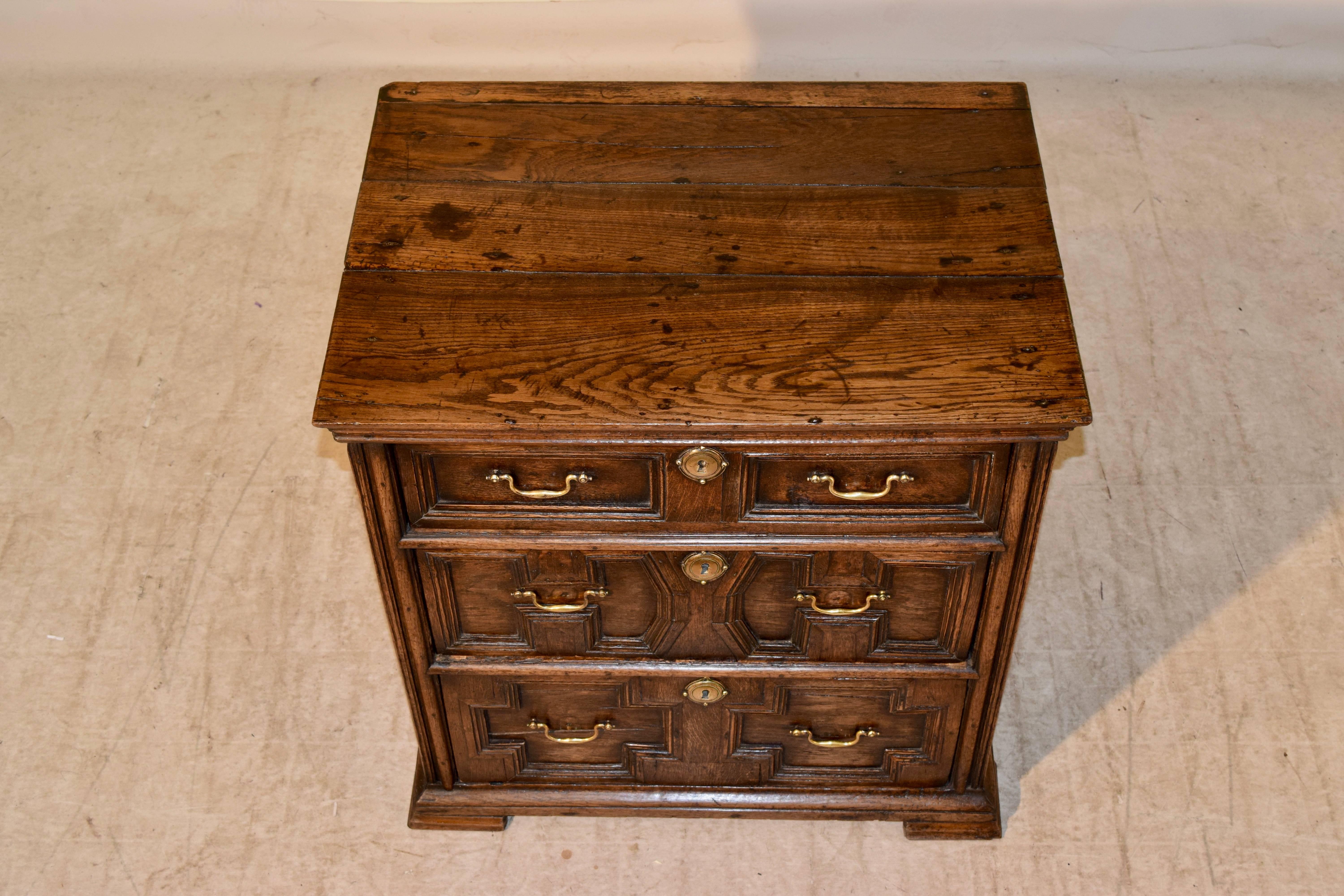 Early 18th Century English Oak Chest In Good Condition In High Point, NC