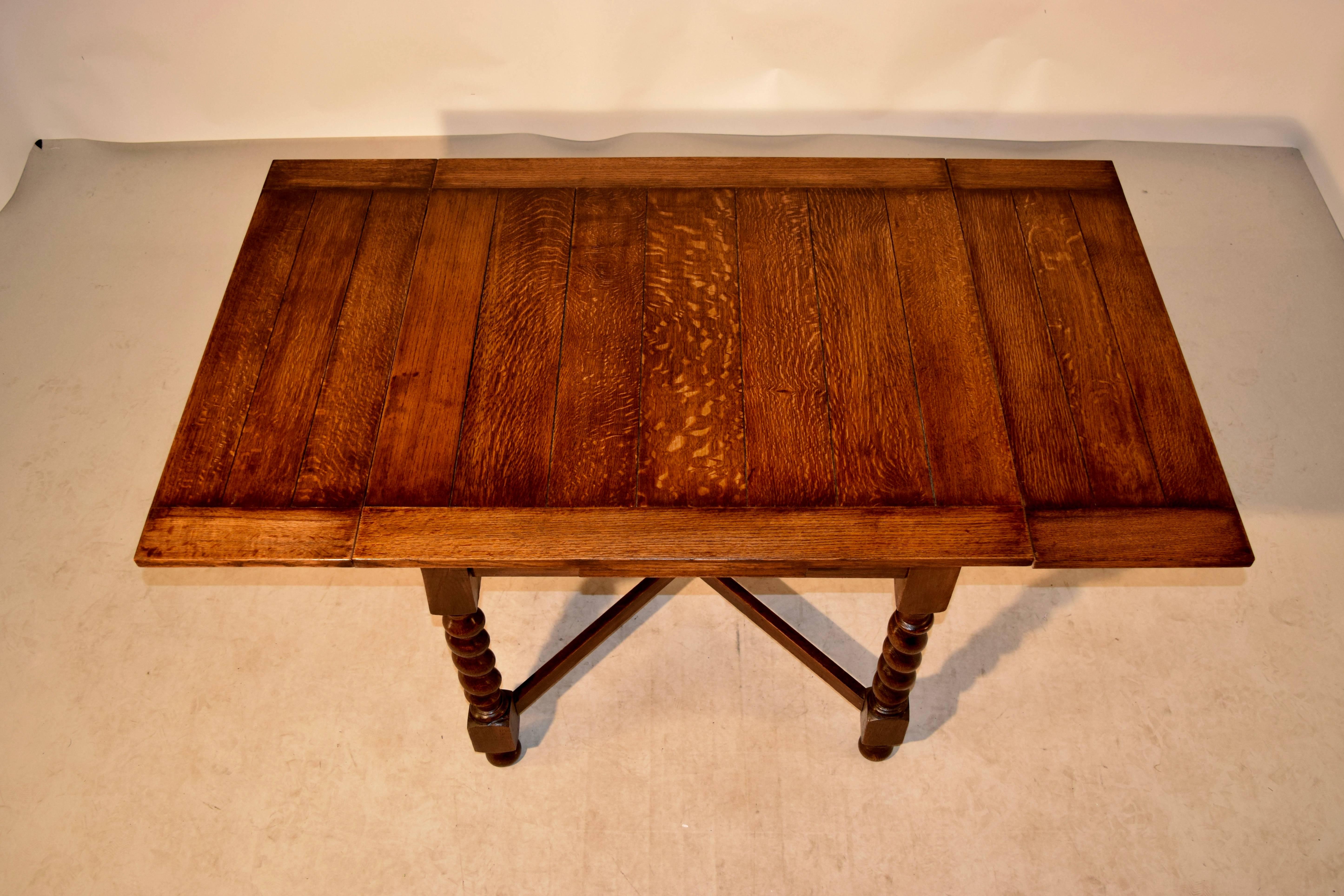 Early 20th Century English Oak Table with Draw-Leaves, circa 1900