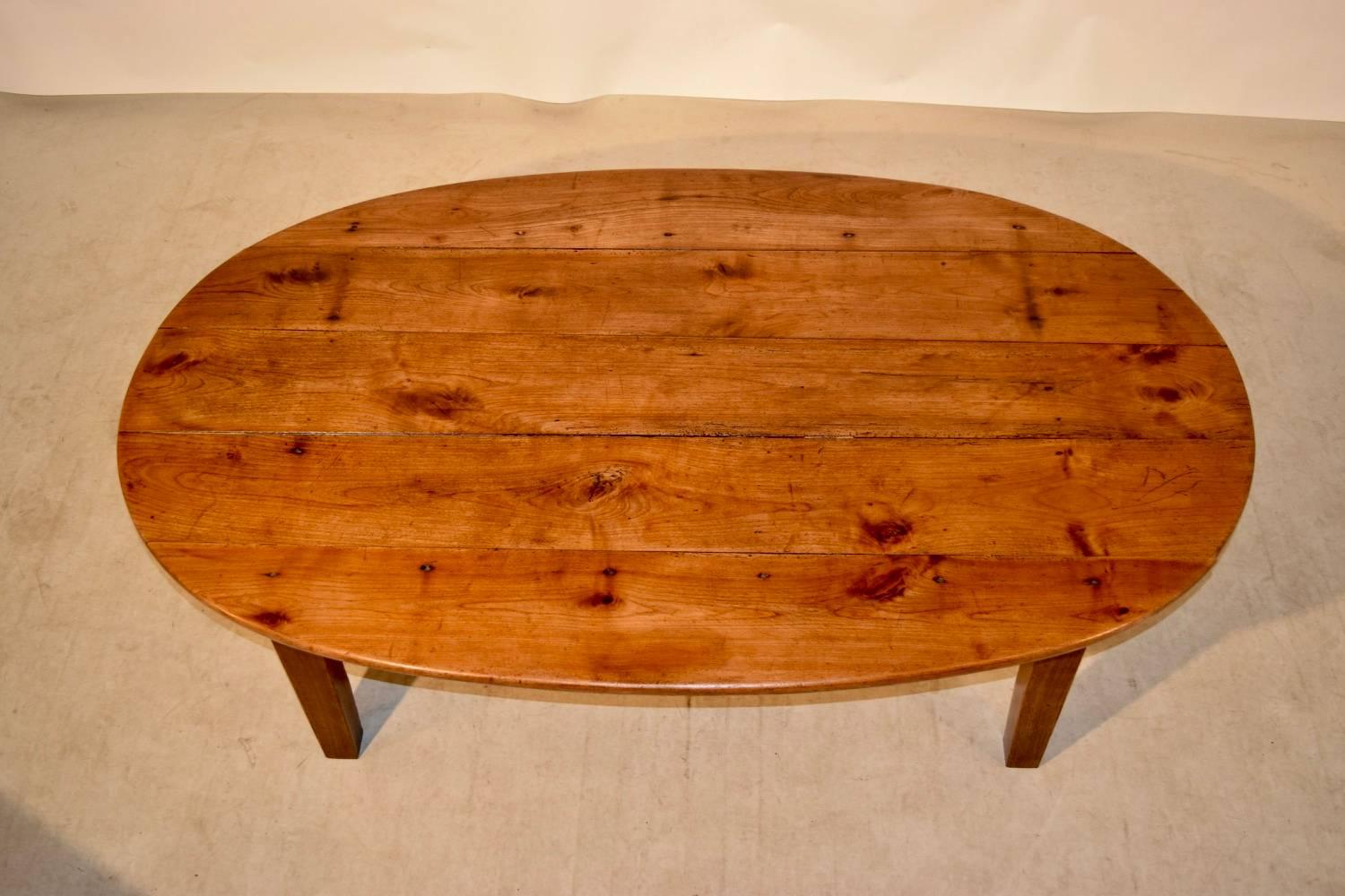 Early 19th Century Oval Coffee Table In Excellent Condition In High Point, NC
