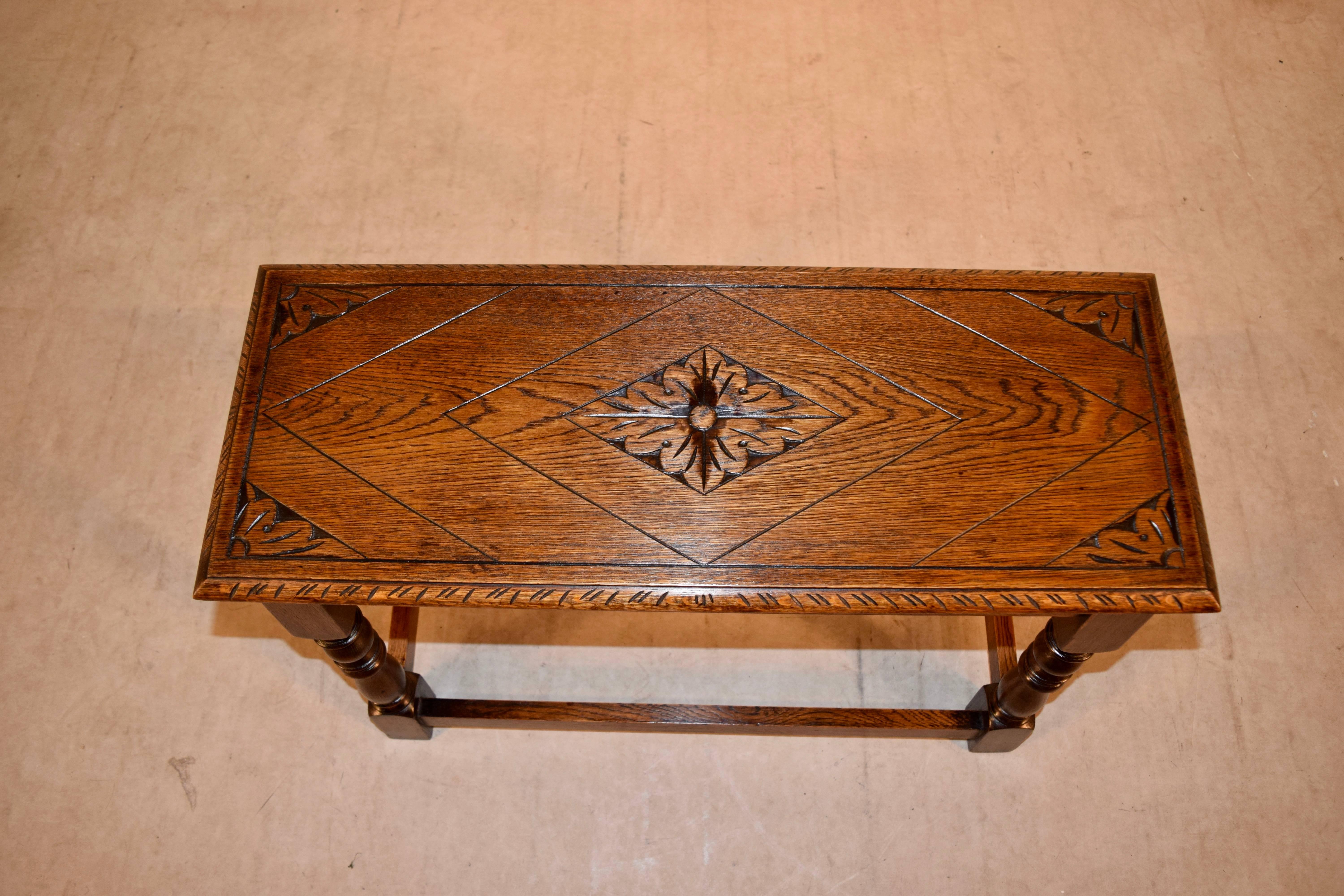 English Oak Small Bench, circa 1900 In Excellent Condition In High Point, NC