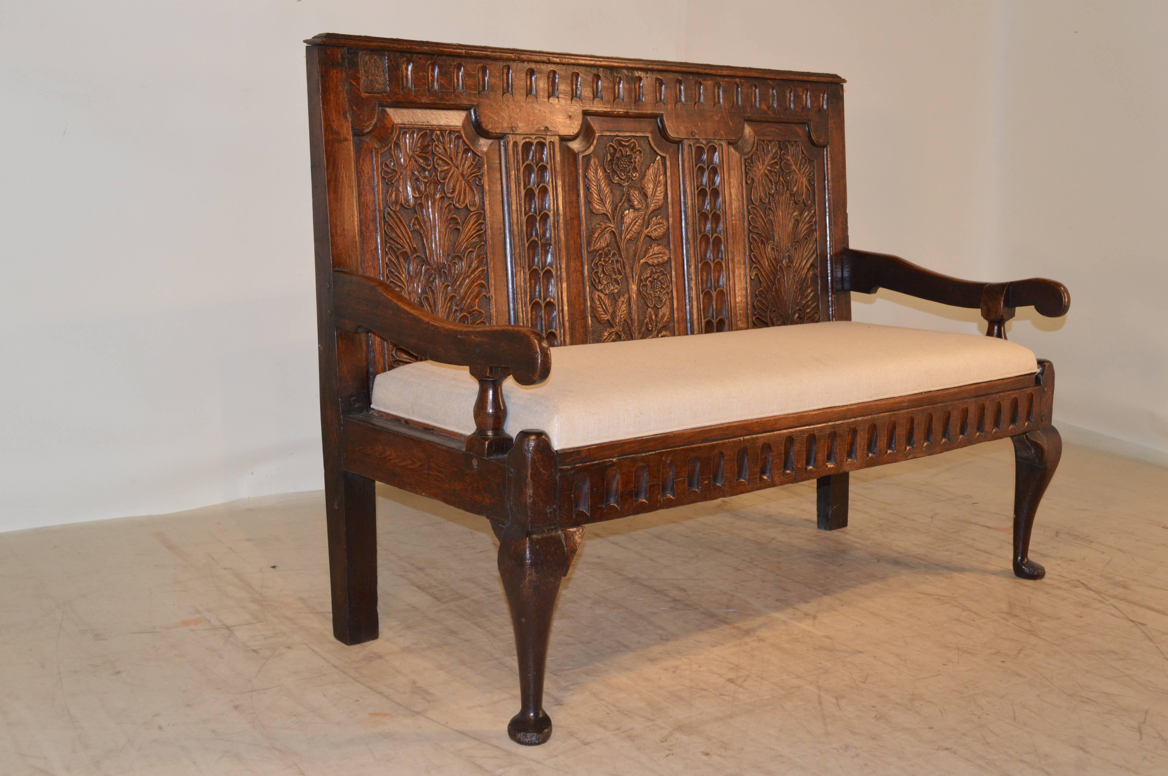 Early 18th Century English Oak Settle In Excellent Condition In High Point, NC