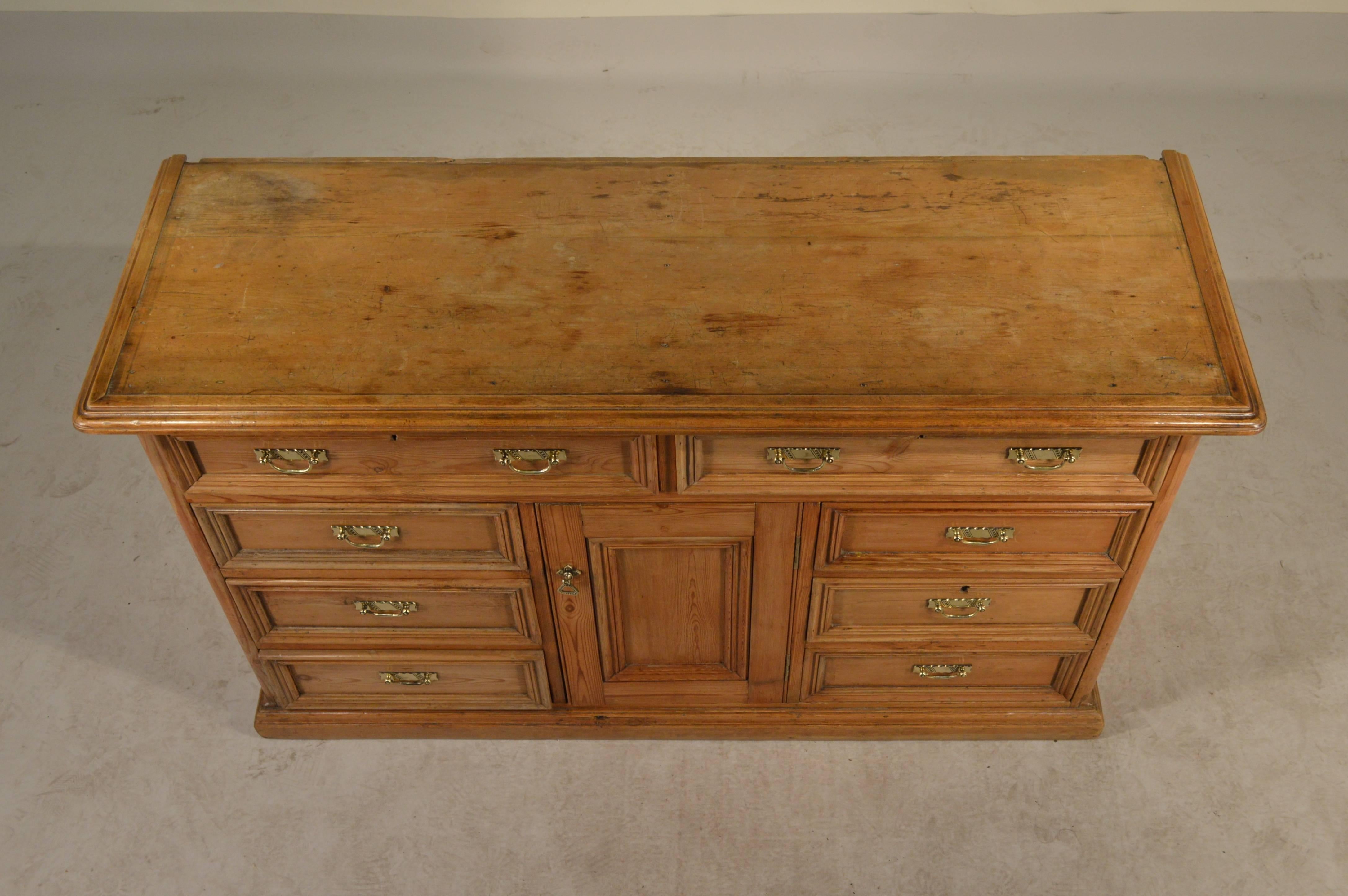 19th Century English Pine Dresser Base In Excellent Condition In High Point, NC