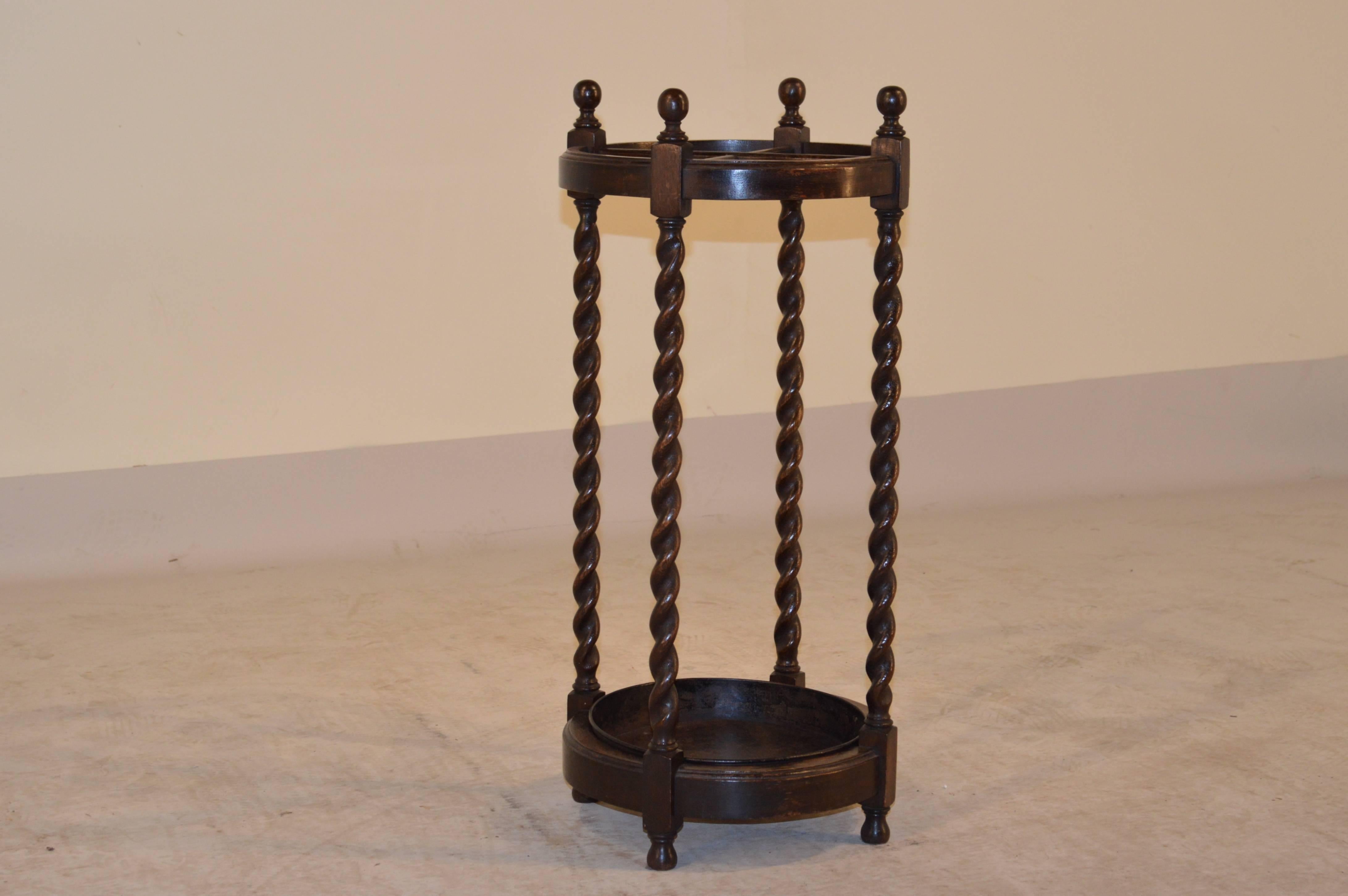 19th Century English Oak Round Umbrella Stand In Excellent Condition In High Point, NC