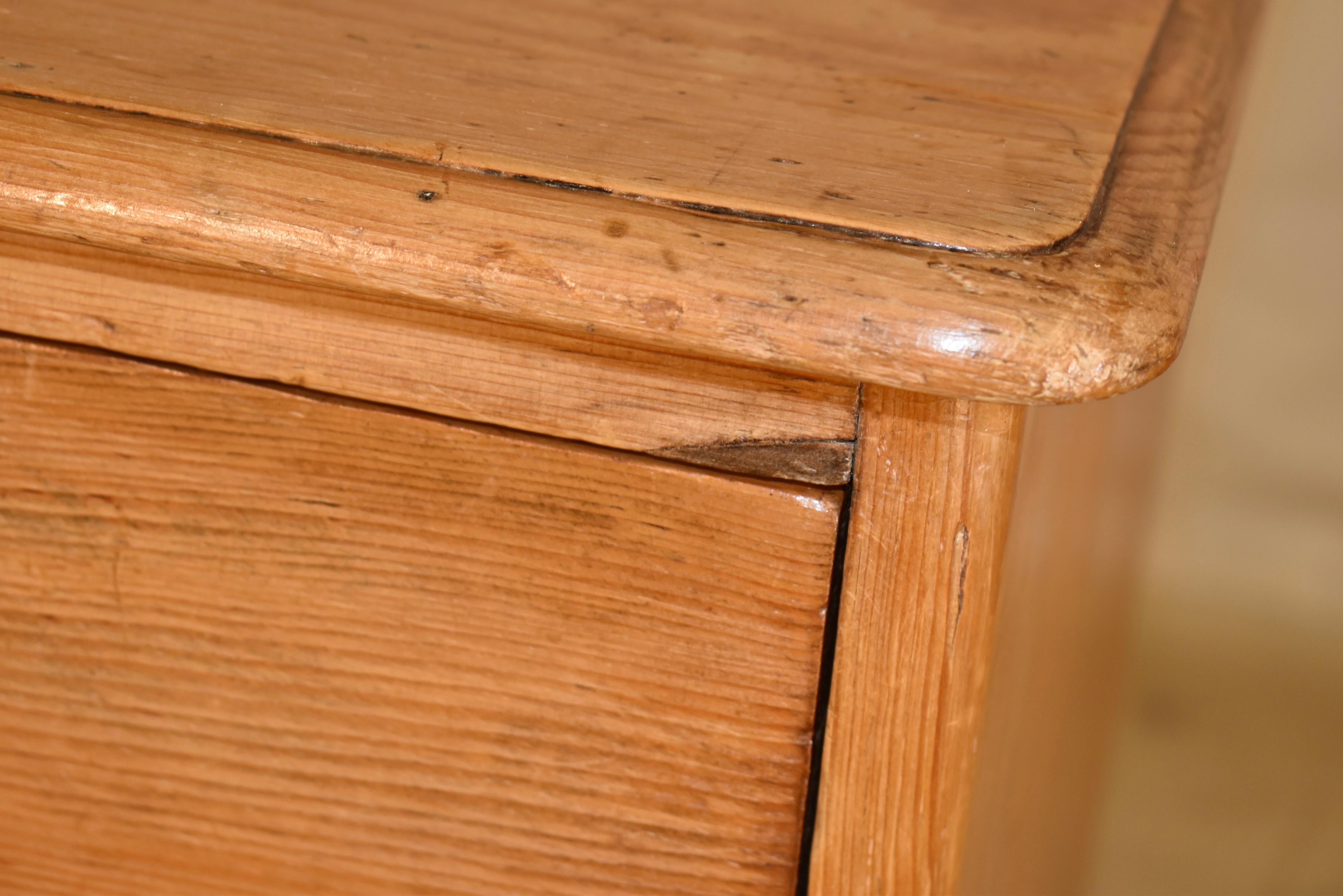 18th Century English Pine Chest of Drawers For Sale 2