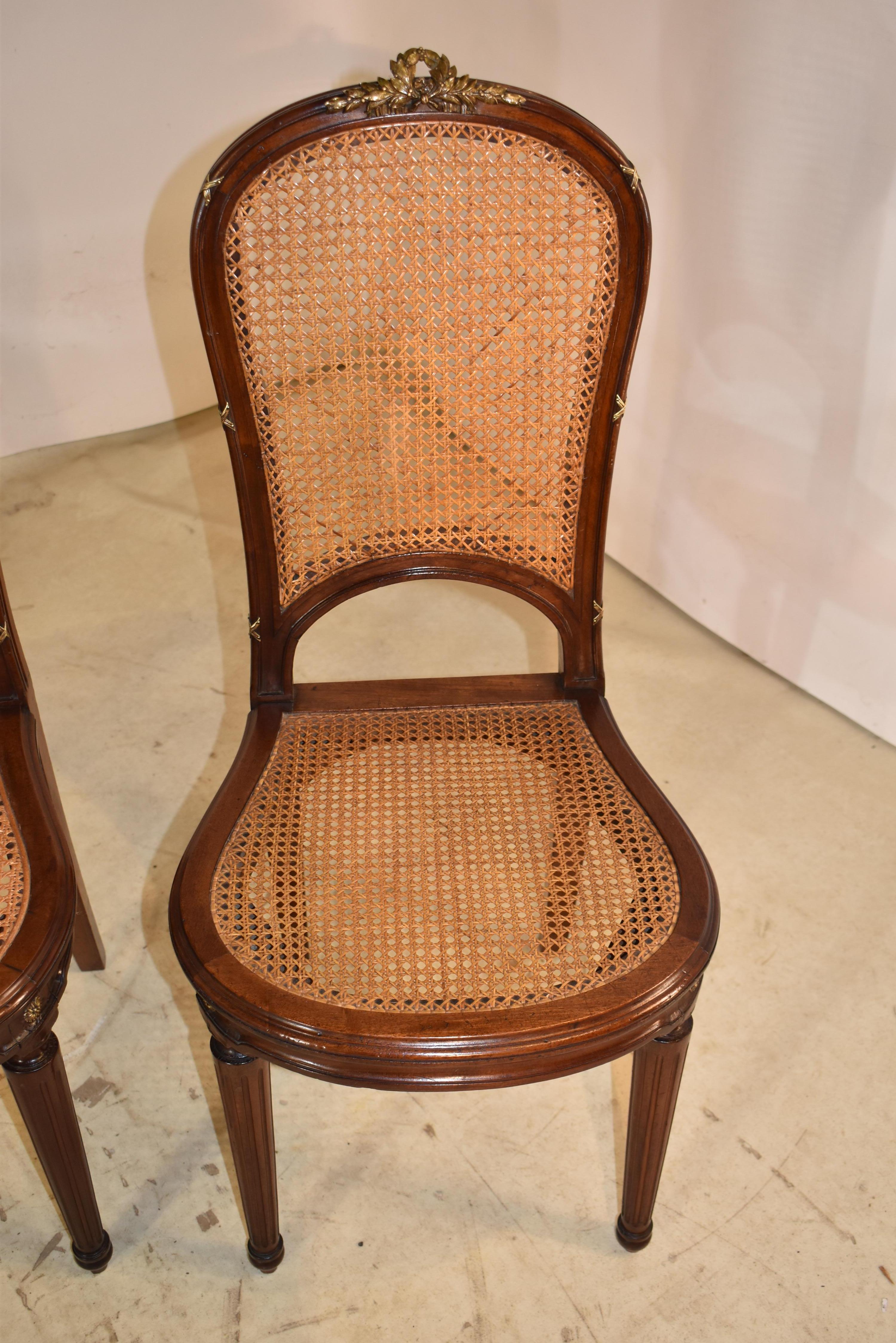 Circa 1900 Ensemble de cinq chaises d'appoint Louis XVI en noyer en vente 2