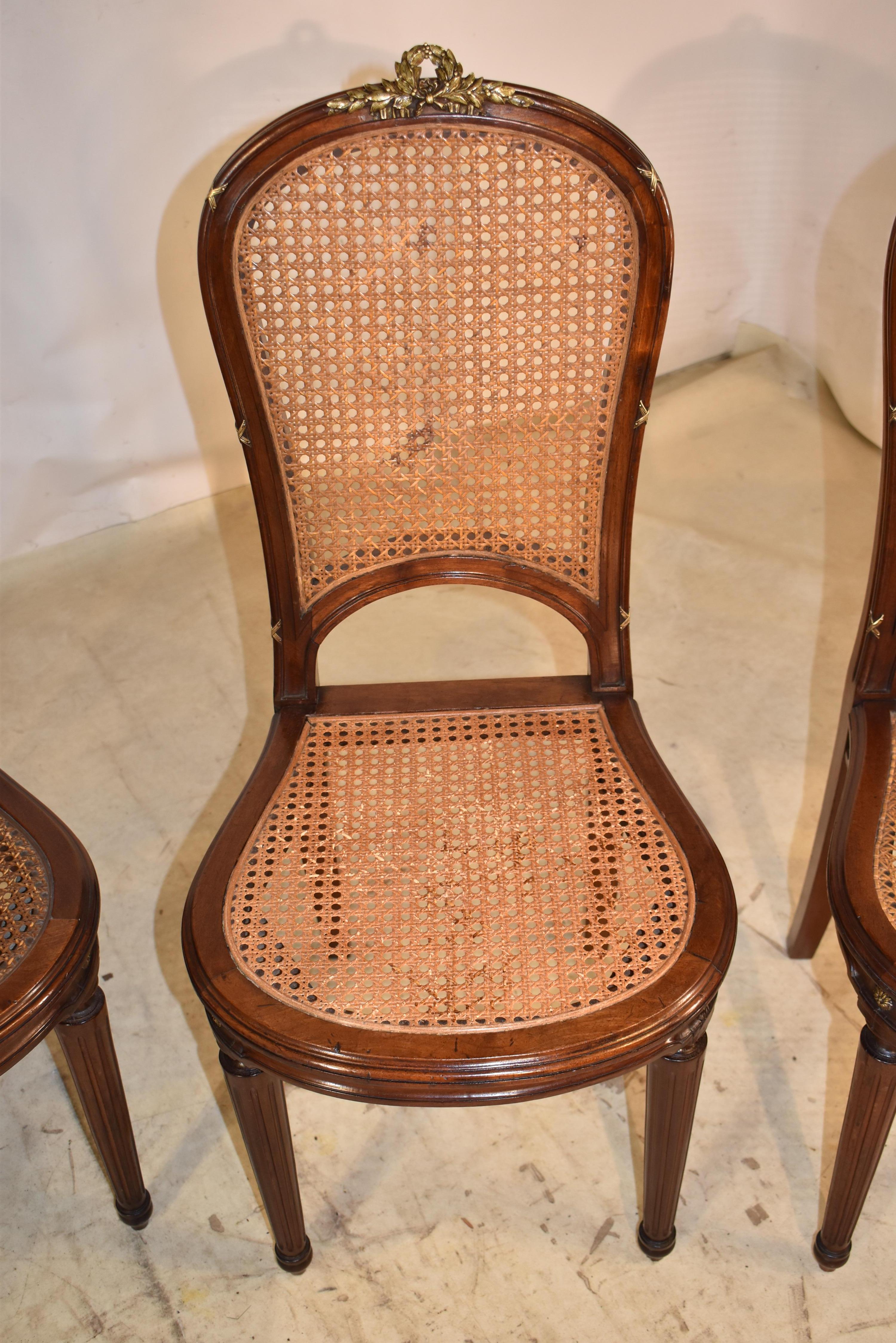 Circa 1900 Ensemble de cinq chaises d'appoint Louis XVI en noyer en vente 3